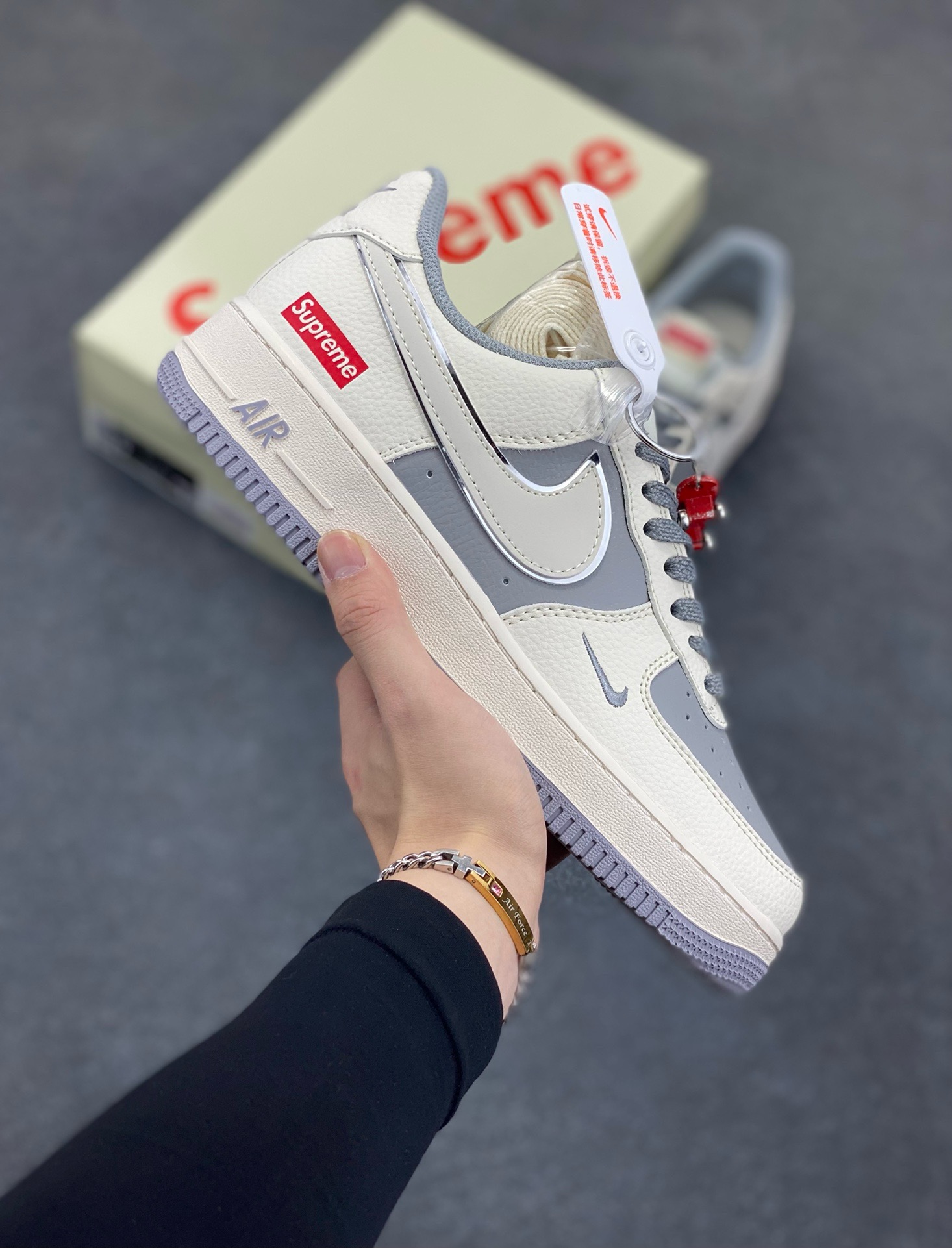 NIke Air Force 1 \’07 Low “Supreme联名——米灰亮边”空军一号 低帮 运动鞋 休闲鞋 折边针车 工艺难度大 原楦头原纸板 原装鞋盒 定制五金配件 内置全掌气垫 原厂鞋底 货号：HH7518-058 尺码：36 36.5 37.5 38 38.5 39 40 40.5 41 42 42.5 43 44 44.5 45-选品中心