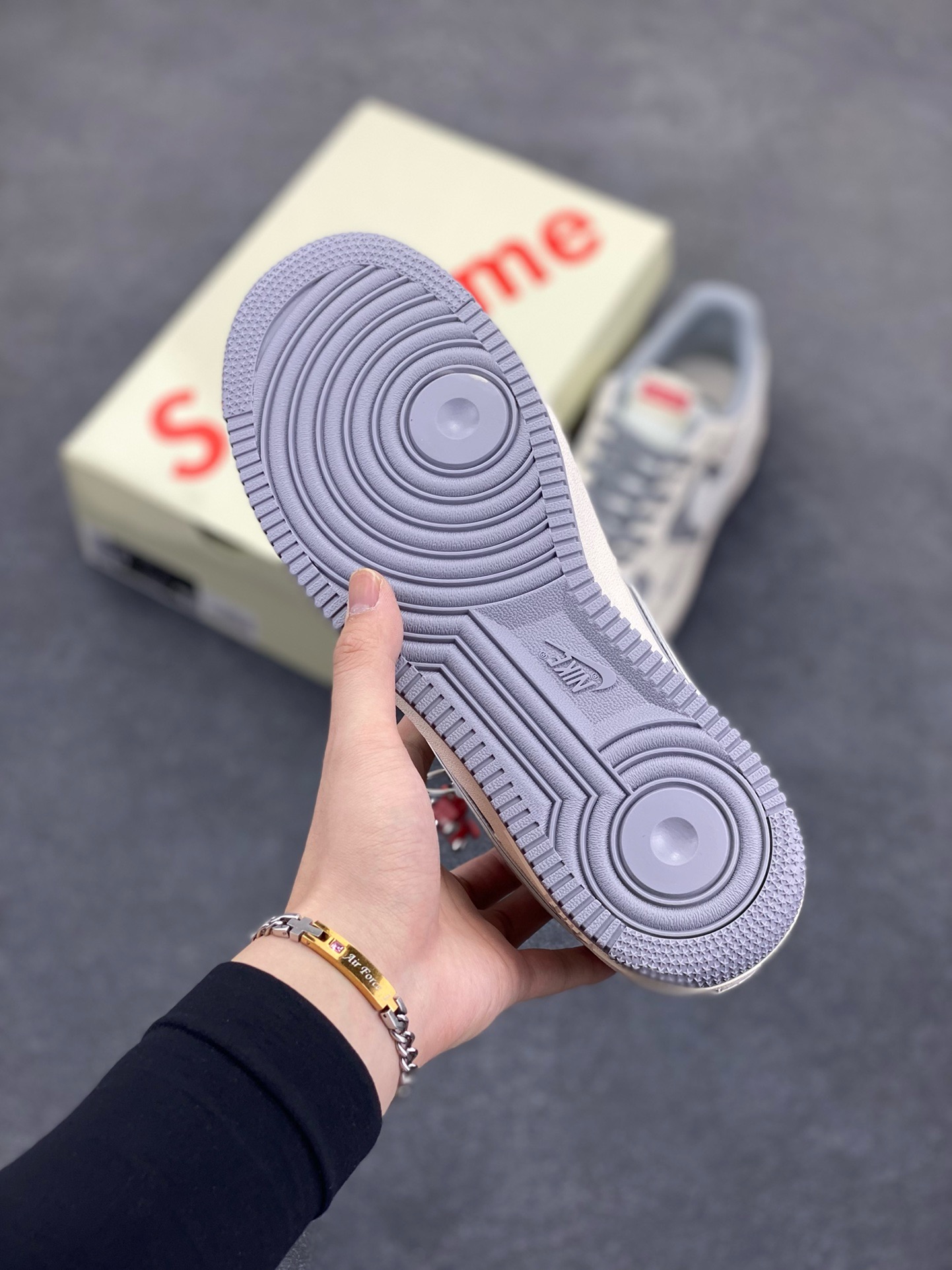 图片[5]-NIke Air Force 1 \’07 Low “Supreme联名——米灰亮边”空军一号 低帮 运动鞋 休闲鞋 折边针车 工艺难度大 原楦头原纸板 原装鞋盒 定制五金配件 内置全掌气垫 原厂鞋底 货号：HH7518-058 尺码：36 36.5 37.5 38 38.5 39 40 40.5 41 42 42.5 43 44 44.5 45-选品中心