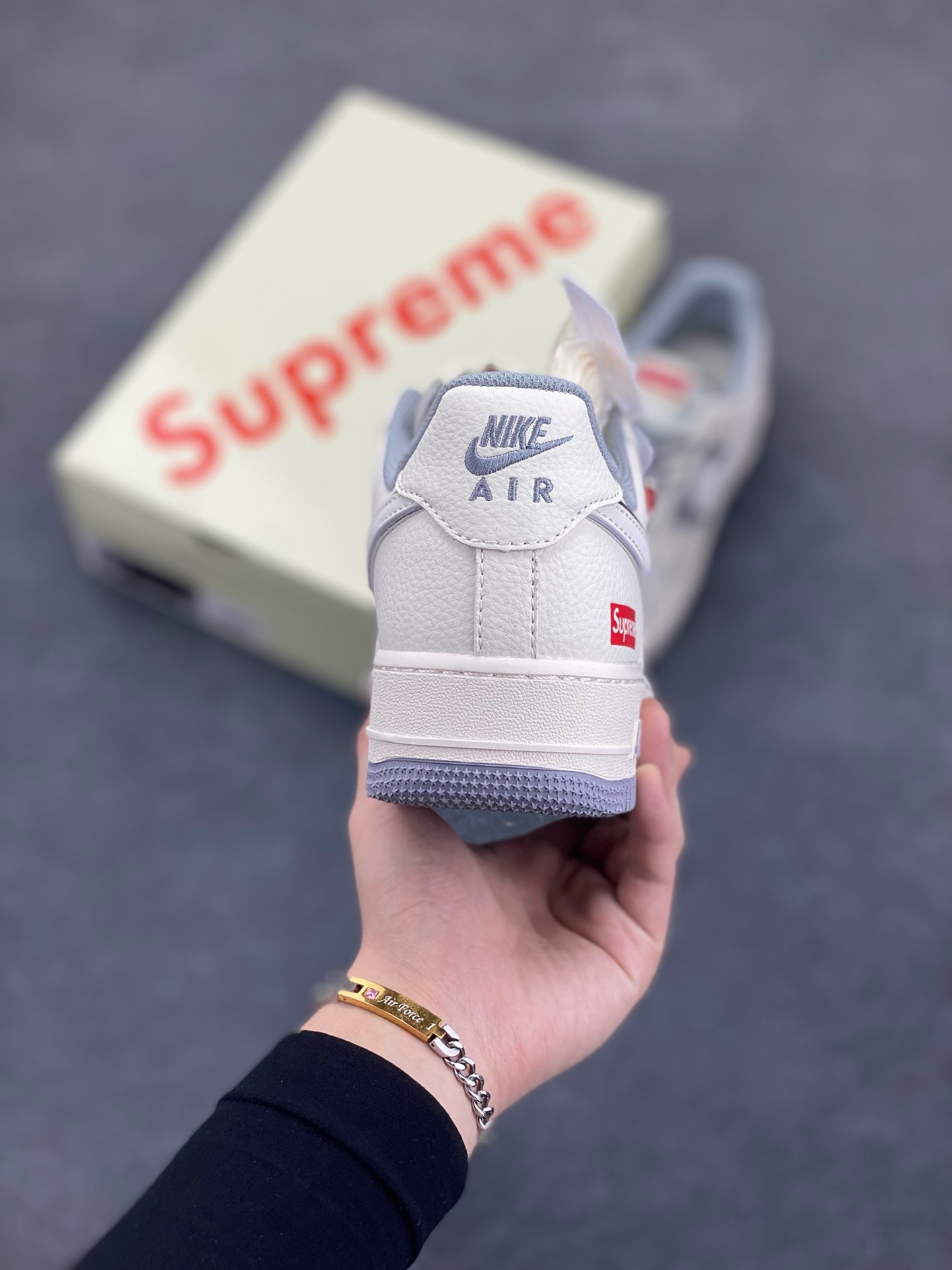 图片[4]-NIke Air Force 1 \’07 Low “Supreme联名——米灰亮边”空军一号 低帮 运动鞋 休闲鞋 折边针车 工艺难度大 原楦头原纸板 原装鞋盒 定制五金配件 内置全掌气垫 原厂鞋底 货号：HH7518-058 尺码：36 36.5 37.5 38 38.5 39 40 40.5 41 42 42.5 43 44 44.5 45-选品中心