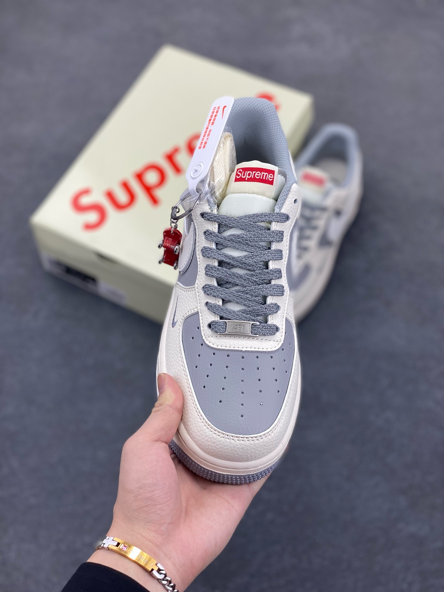 图片[2]-NIke Air Force 1 \’07 Low “Supreme联名——米灰亮边”空军一号 低帮 运动鞋 休闲鞋 折边针车 工艺难度大 原楦头原纸板 原装鞋盒 定制五金配件 内置全掌气垫 原厂鞋底 货号：HH7518-058 尺码：36 36.5 37.5 38 38.5 39 40 40.5 41 42 42.5 43 44 44.5 45-选品中心