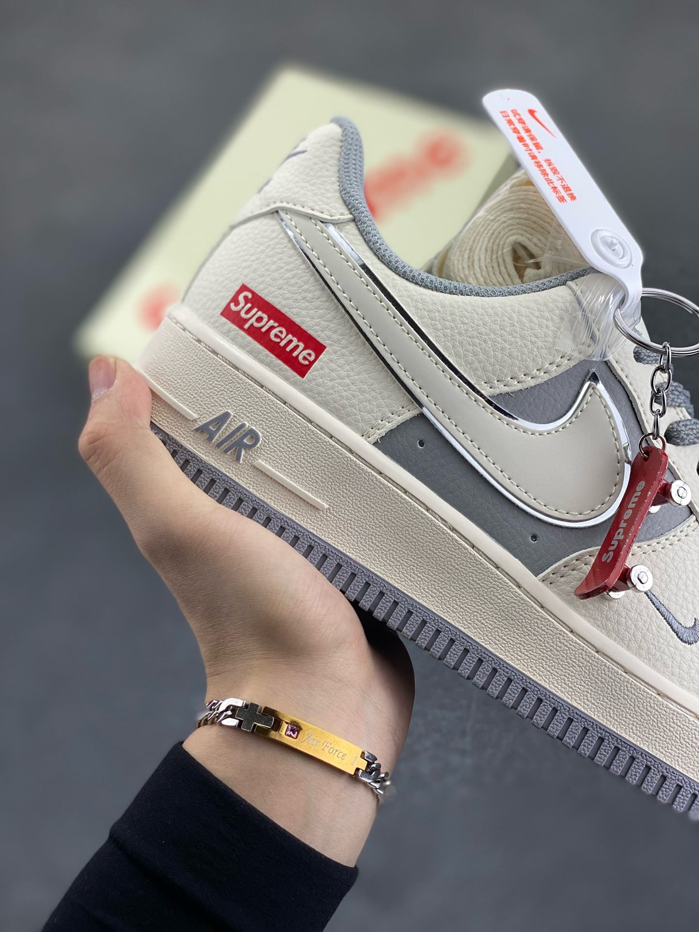 图片[6]-NIke Air Force 1 \’07 Low “Supreme联名——米灰亮边”空军一号 低帮 运动鞋 休闲鞋 折边针车 工艺难度大 原楦头原纸板 原装鞋盒 定制五金配件 内置全掌气垫 原厂鞋底 货号：HH7518-058 尺码：36 36.5 37.5 38 38.5 39 40 40.5 41 42 42.5 43 44 44.5 45-选品中心