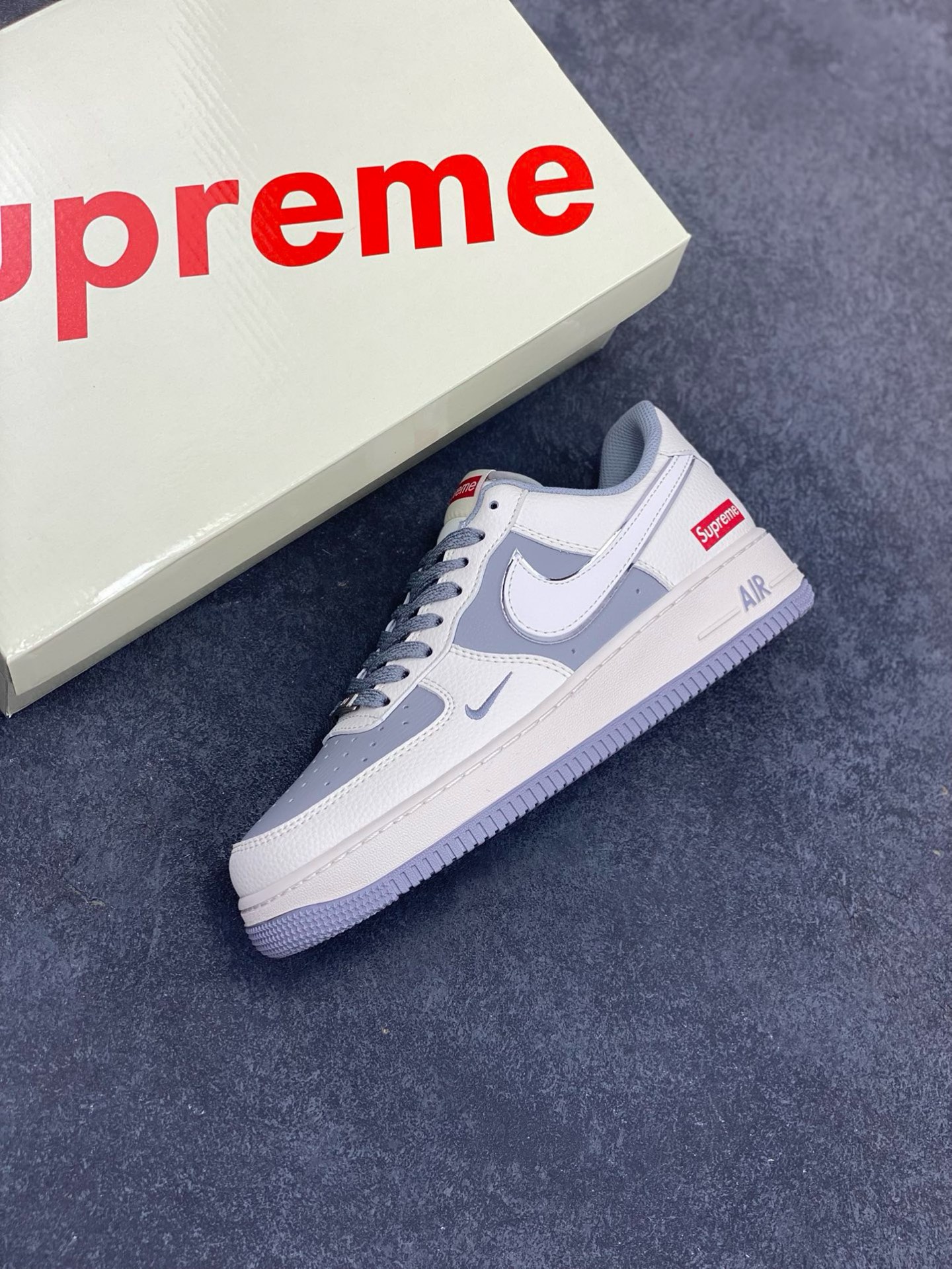 图片[7]-NIke Air Force 1 \’07 Low “Supreme联名——米灰亮边”空军一号 低帮 运动鞋 休闲鞋 折边针车 工艺难度大 原楦头原纸板 原装鞋盒 定制五金配件 内置全掌气垫 原厂鞋底 货号：HH7518-058 尺码：36 36.5 37.5 38 38.5 39 40 40.5 41 42 42.5 43 44 44.5 45-选品中心
