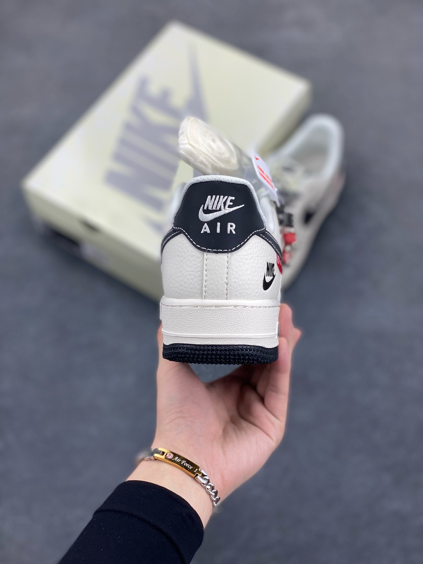 图片[4]-NIke Air Force 1 \’07 Low “Supreme联名——米黑NIKE小勾”空军一号 低帮 运动鞋 休闲鞋 折边针车 工艺难度大 原楦头原纸板 原装鞋盒 定制五金配件 内置全掌气垫 原厂鞋底 货号：HH7518-038 尺码：36 36.5 37.5 38 38.5 39 40 40.5 41 42 42.5 43 44 44.5 45-选品中心