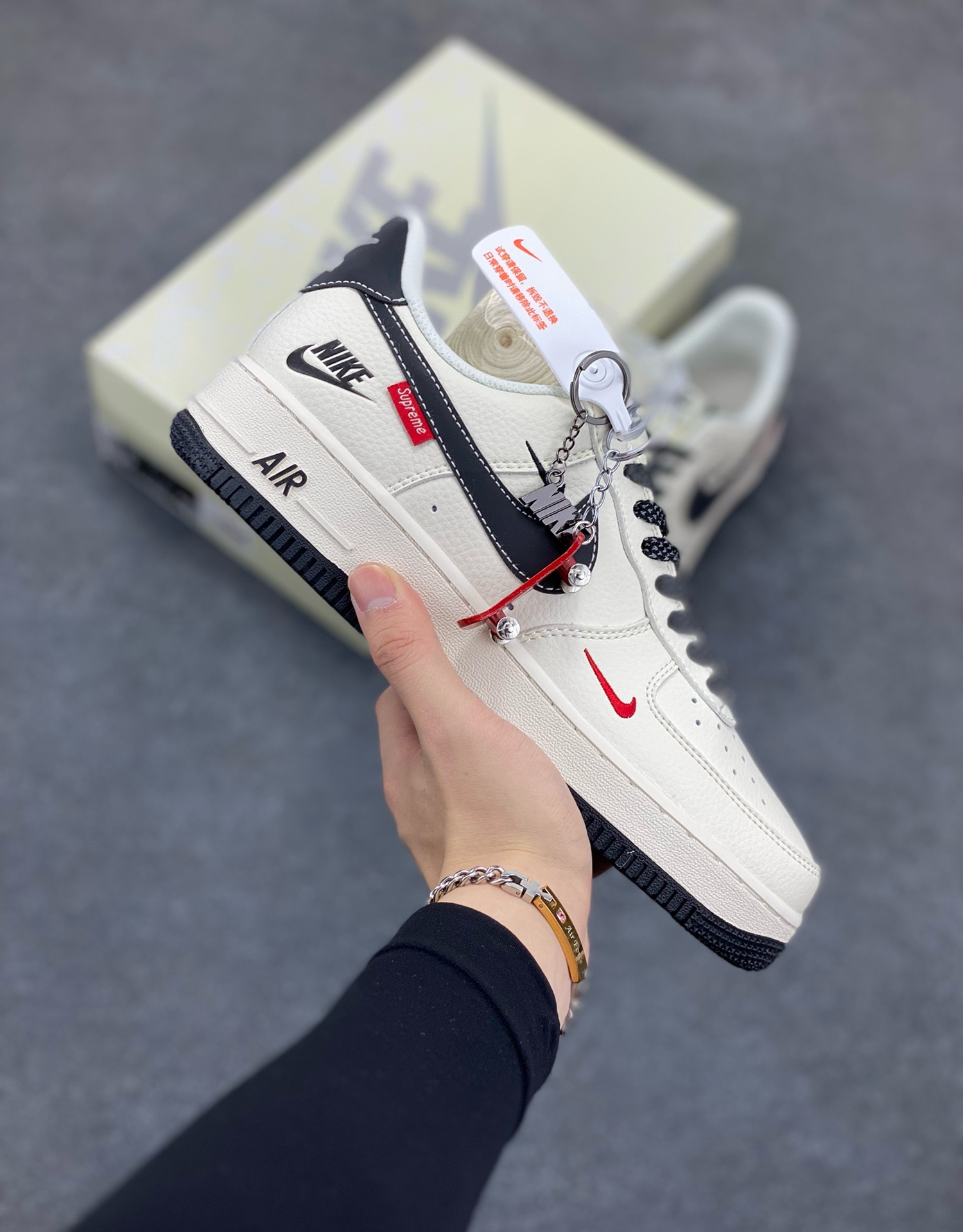 NIke Air Force 1 \'07 Low “Supreme联名——米黑NIKE小勾”空军一号 低帮 运动鞋 休闲鞋 折边针车 工艺难度大 原楦头原纸板 原装鞋盒 定制五金配件 内置全掌气垫 原厂鞋底 货号：HH7518-038 尺码：36 36.5 37.5 38 38.5 39 40 40.5 41 42 42.5 43 44 44.5 45-选品中心