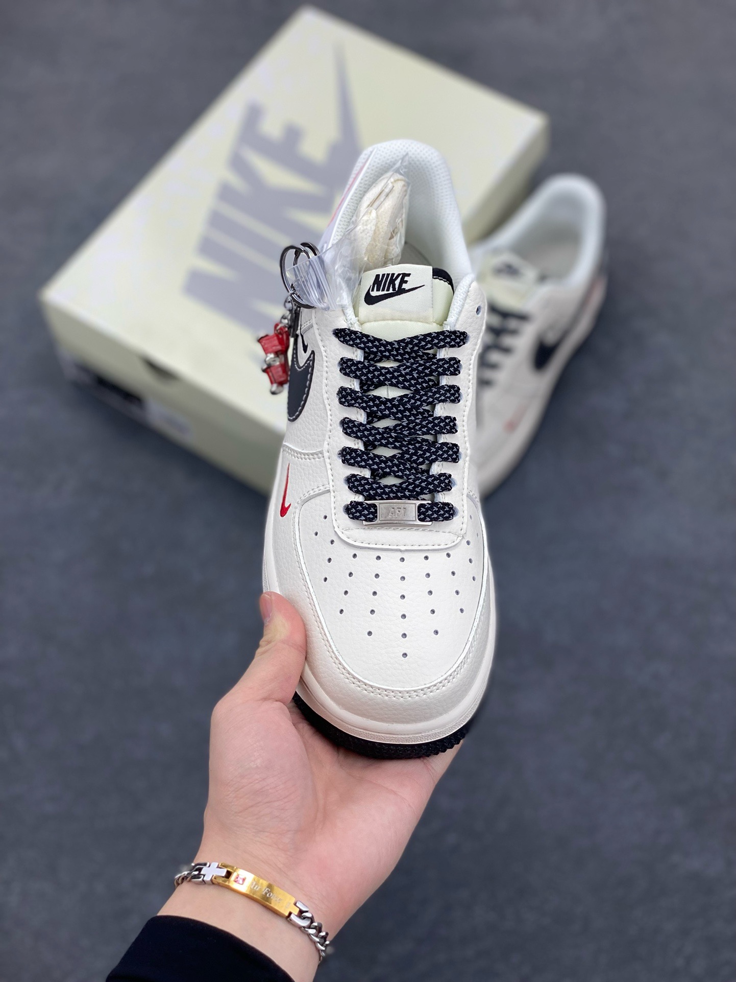 图片[2]-NIke Air Force 1 \’07 Low “Supreme联名——米黑NIKE小勾”空军一号 低帮 运动鞋 休闲鞋 折边针车 工艺难度大 原楦头原纸板 原装鞋盒 定制五金配件 内置全掌气垫 原厂鞋底 货号：HH7518-038 尺码：36 36.5 37.5 38 38.5 39 40 40.5 41 42 42.5 43 44 44.5 45-选品中心