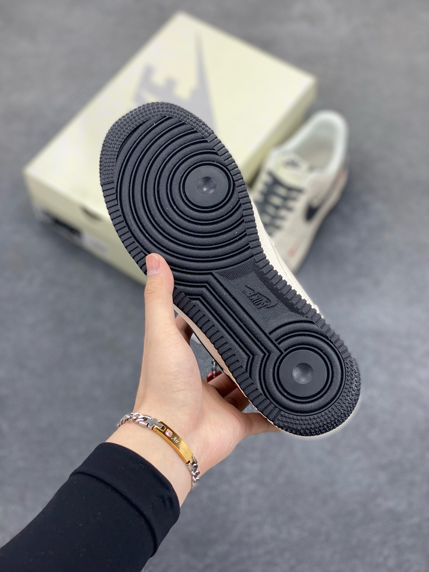 图片[5]-NIke Air Force 1 \’07 Low “Supreme联名——米黑NIKE小勾”空军一号 低帮 运动鞋 休闲鞋 折边针车 工艺难度大 原楦头原纸板 原装鞋盒 定制五金配件 内置全掌气垫 原厂鞋底 货号：HH7518-038 尺码：36 36.5 37.5 38 38.5 39 40 40.5 41 42 42.5 43 44 44.5 45-选品中心