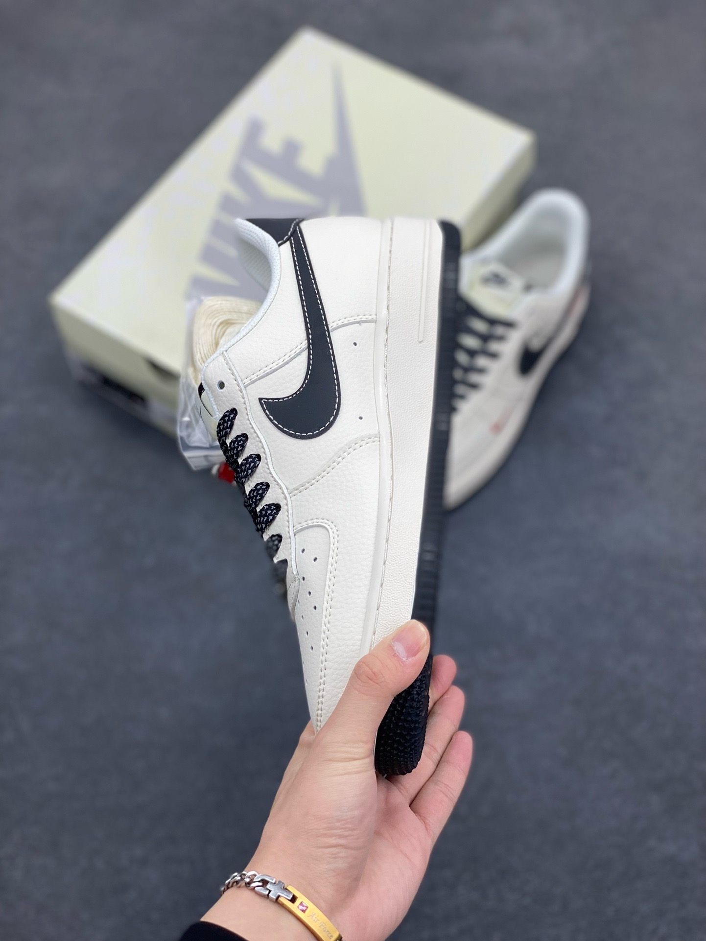 图片[3]-NIke Air Force 1 \’07 Low “Supreme联名——米黑NIKE小勾”空军一号 低帮 运动鞋 休闲鞋 折边针车 工艺难度大 原楦头原纸板 原装鞋盒 定制五金配件 内置全掌气垫 原厂鞋底 货号：HH7518-038 尺码：36 36.5 37.5 38 38.5 39 40 40.5 41 42 42.5 43 44 44.5 45-选品中心