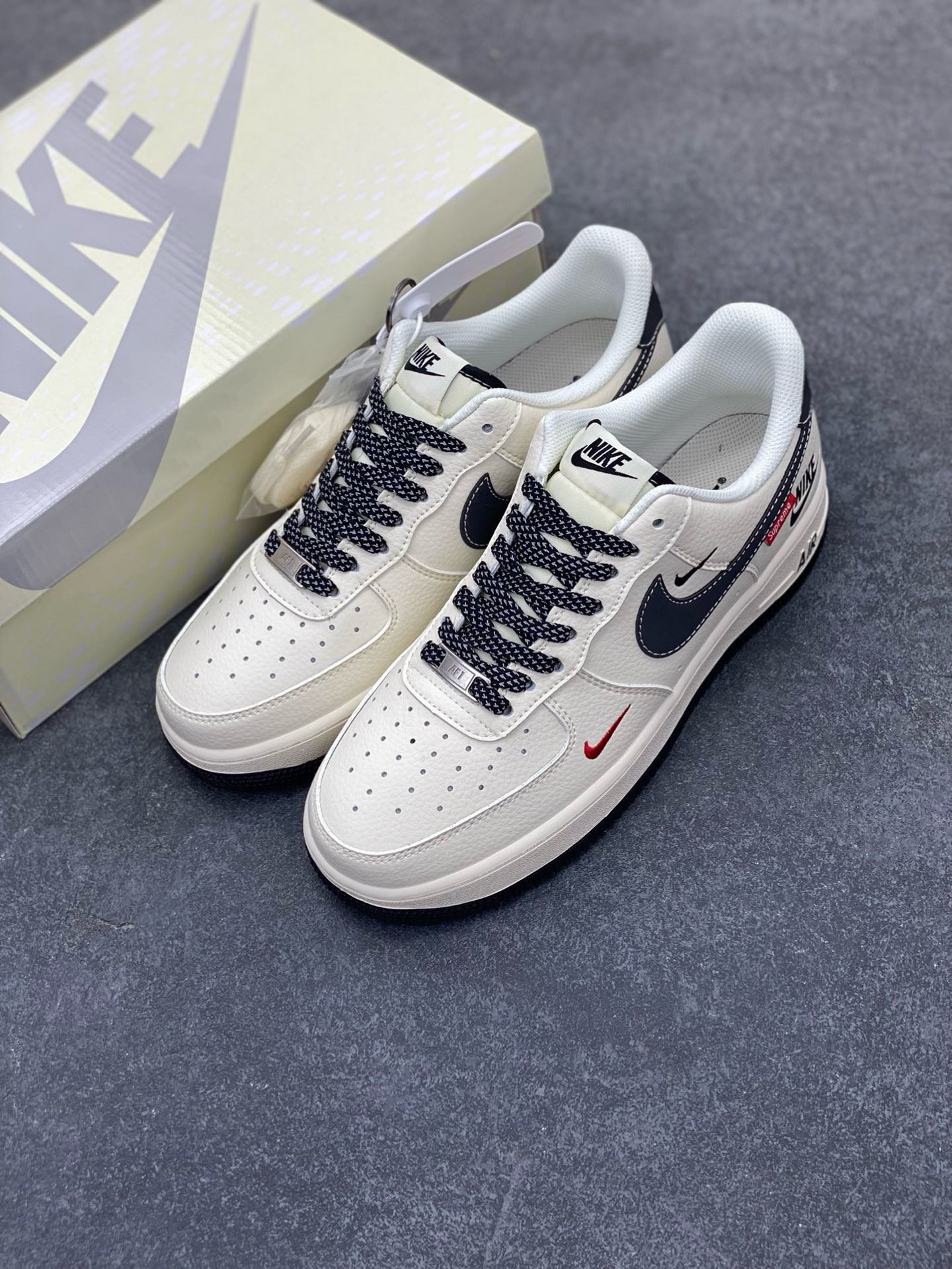 图片[8]-NIke Air Force 1 \’07 Low “Supreme联名——米黑NIKE小勾”空军一号 低帮 运动鞋 休闲鞋 折边针车 工艺难度大 原楦头原纸板 原装鞋盒 定制五金配件 内置全掌气垫 原厂鞋底 货号：HH7518-038 尺码：36 36.5 37.5 38 38.5 39 40 40.5 41 42 42.5 43 44 44.5 45-选品中心
