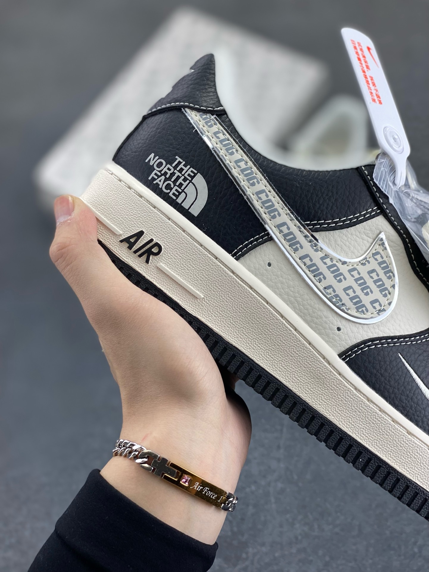 图片[6]-NIke Air Force 1 \’07 Low “北面联名——CDG米黑熊猫”空军一号 低帮 运动鞋 休闲鞋 折边针车 工艺难度大 原楦头原纸板 原装鞋盒 定制五金配件 内置全掌气垫 原厂鞋底 货号：HH7518-049 尺码：36 36.5 37.5 38 38.5 39 40 40.5 41 42 42.5 43 44 44.5 45-选品中心