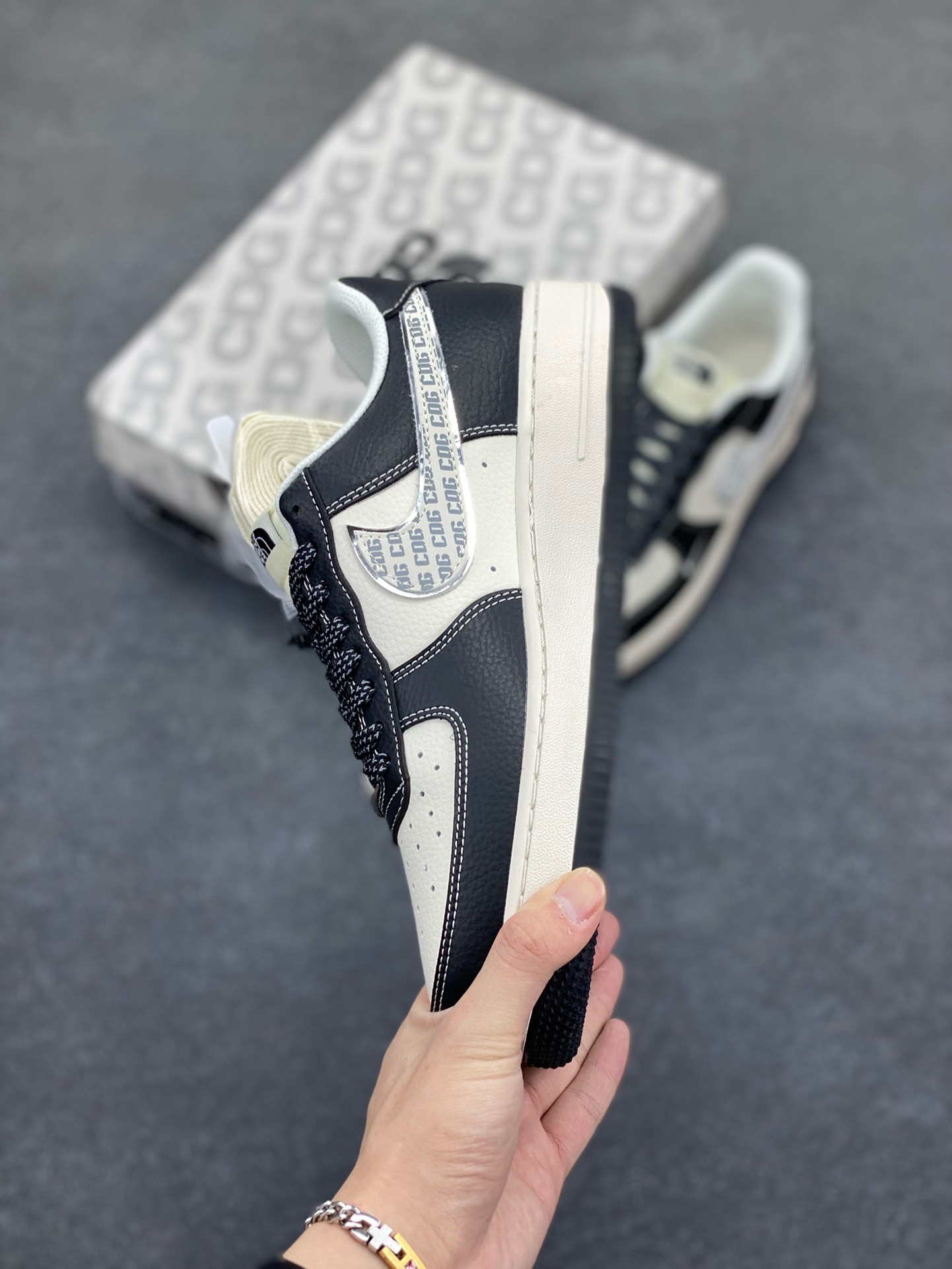图片[3]-NIke Air Force 1 \’07 Low “北面联名——CDG米黑熊猫”空军一号 低帮 运动鞋 休闲鞋 折边针车 工艺难度大 原楦头原纸板 原装鞋盒 定制五金配件 内置全掌气垫 原厂鞋底 货号：HH7518-049 尺码：36 36.5 37.5 38 38.5 39 40 40.5 41 42 42.5 43 44 44.5 45-选品中心