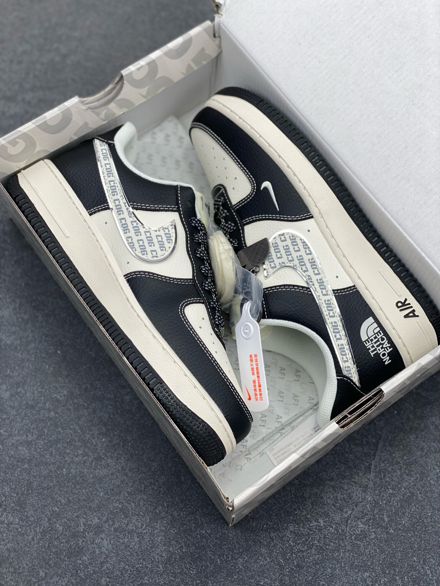 图片[9]-NIke Air Force 1 \’07 Low “北面联名——CDG米黑熊猫”空军一号 低帮 运动鞋 休闲鞋 折边针车 工艺难度大 原楦头原纸板 原装鞋盒 定制五金配件 内置全掌气垫 原厂鞋底 货号：HH7518-049 尺码：36 36.5 37.5 38 38.5 39 40 40.5 41 42 42.5 43 44 44.5 45-选品中心