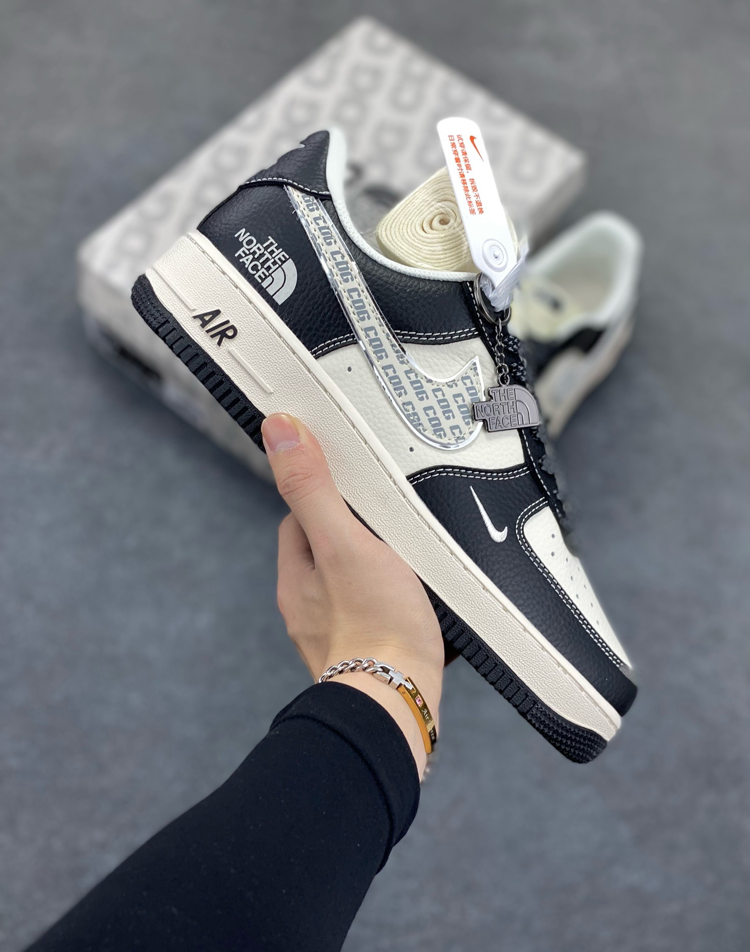 NIke Air Force 1 \'07 Low “北面联名——CDG米黑熊猫”空军一号 低帮 运动鞋 休闲鞋 折边针车 工艺难度大 原楦头原纸板 原装鞋盒 定制五金配件 内置全掌气垫 原厂鞋底 货号：HH7518-049 尺码：36 36.5 37.5 38 38.5 39 40 40.5 41 42 42.5 43 44 44.5 45-选品中心