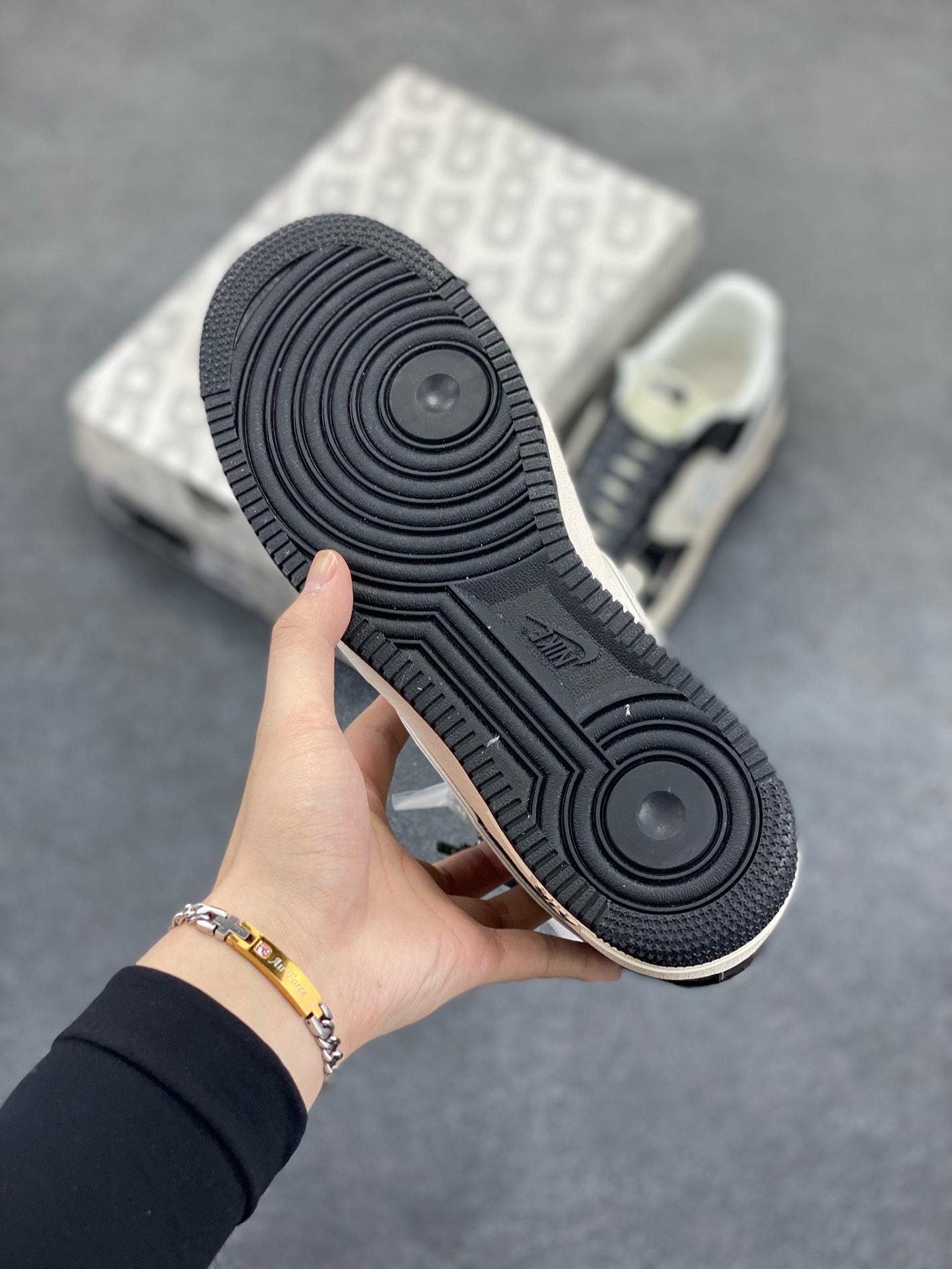 图片[5]-NIke Air Force 1 \’07 Low “北面联名——CDG米黑熊猫”空军一号 低帮 运动鞋 休闲鞋 折边针车 工艺难度大 原楦头原纸板 原装鞋盒 定制五金配件 内置全掌气垫 原厂鞋底 货号：HH7518-049 尺码：36 36.5 37.5 38 38.5 39 40 40.5 41 42 42.5 43 44 44.5 45-选品中心