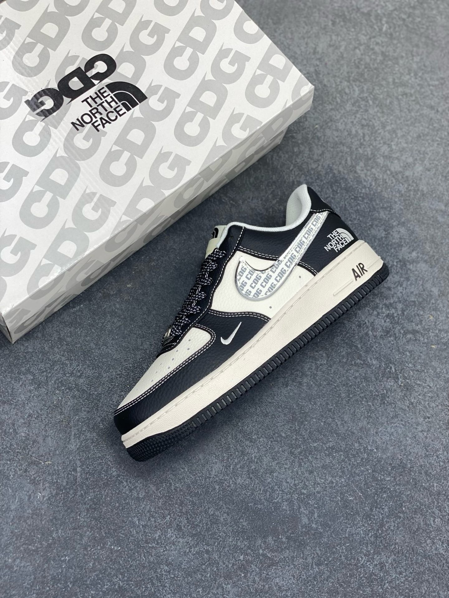 图片[7]-NIke Air Force 1 \’07 Low “北面联名——CDG米黑熊猫”空军一号 低帮 运动鞋 休闲鞋 折边针车 工艺难度大 原楦头原纸板 原装鞋盒 定制五金配件 内置全掌气垫 原厂鞋底 货号：HH7518-049 尺码：36 36.5 37.5 38 38.5 39 40 40.5 41 42 42.5 43 44 44.5 45-选品中心