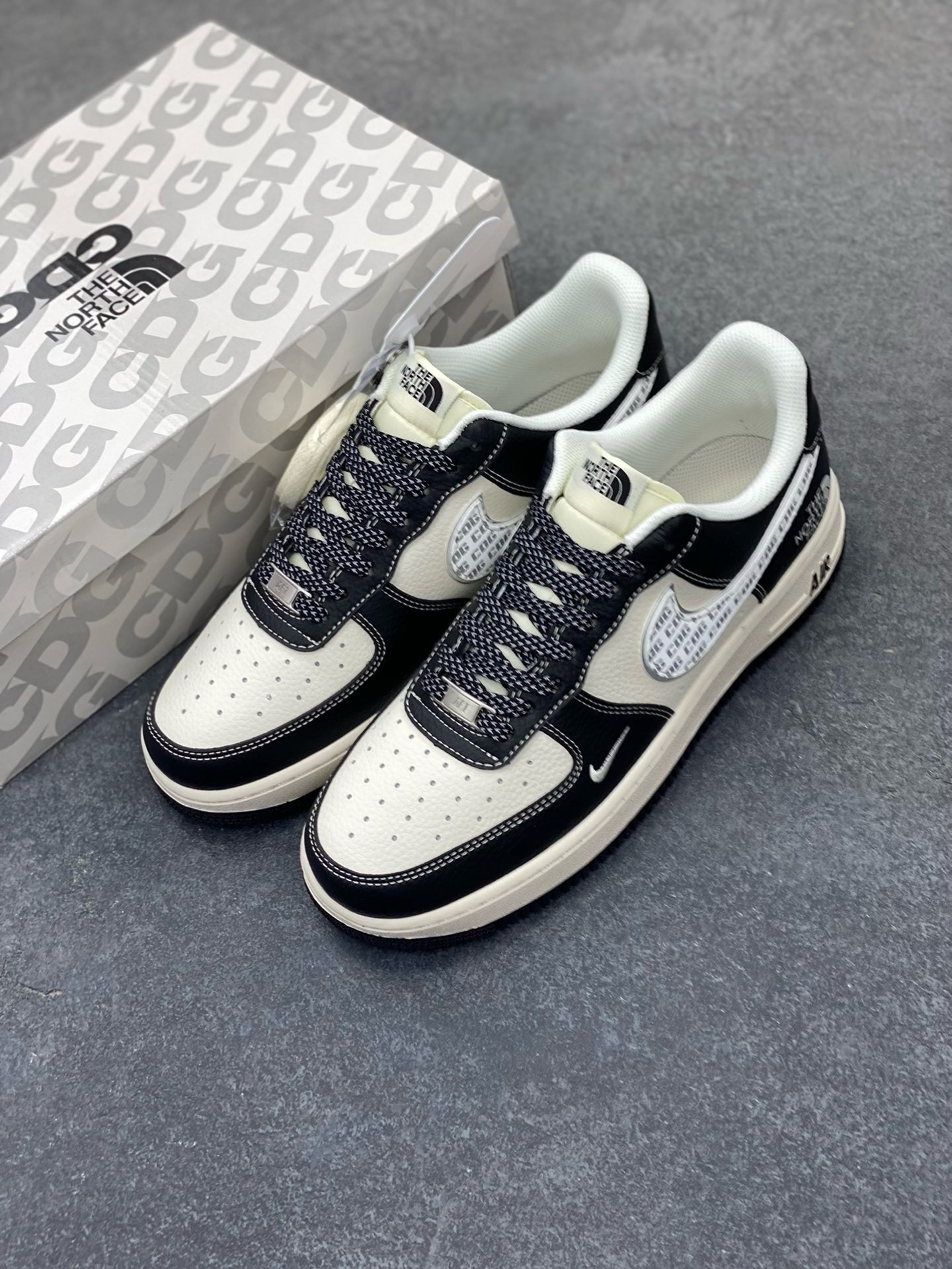 图片[8]-NIke Air Force 1 \’07 Low “北面联名——CDG米黑熊猫”空军一号 低帮 运动鞋 休闲鞋 折边针车 工艺难度大 原楦头原纸板 原装鞋盒 定制五金配件 内置全掌气垫 原厂鞋底 货号：HH7518-049 尺码：36 36.5 37.5 38 38.5 39 40 40.5 41 42 42.5 43 44 44.5 45-选品中心