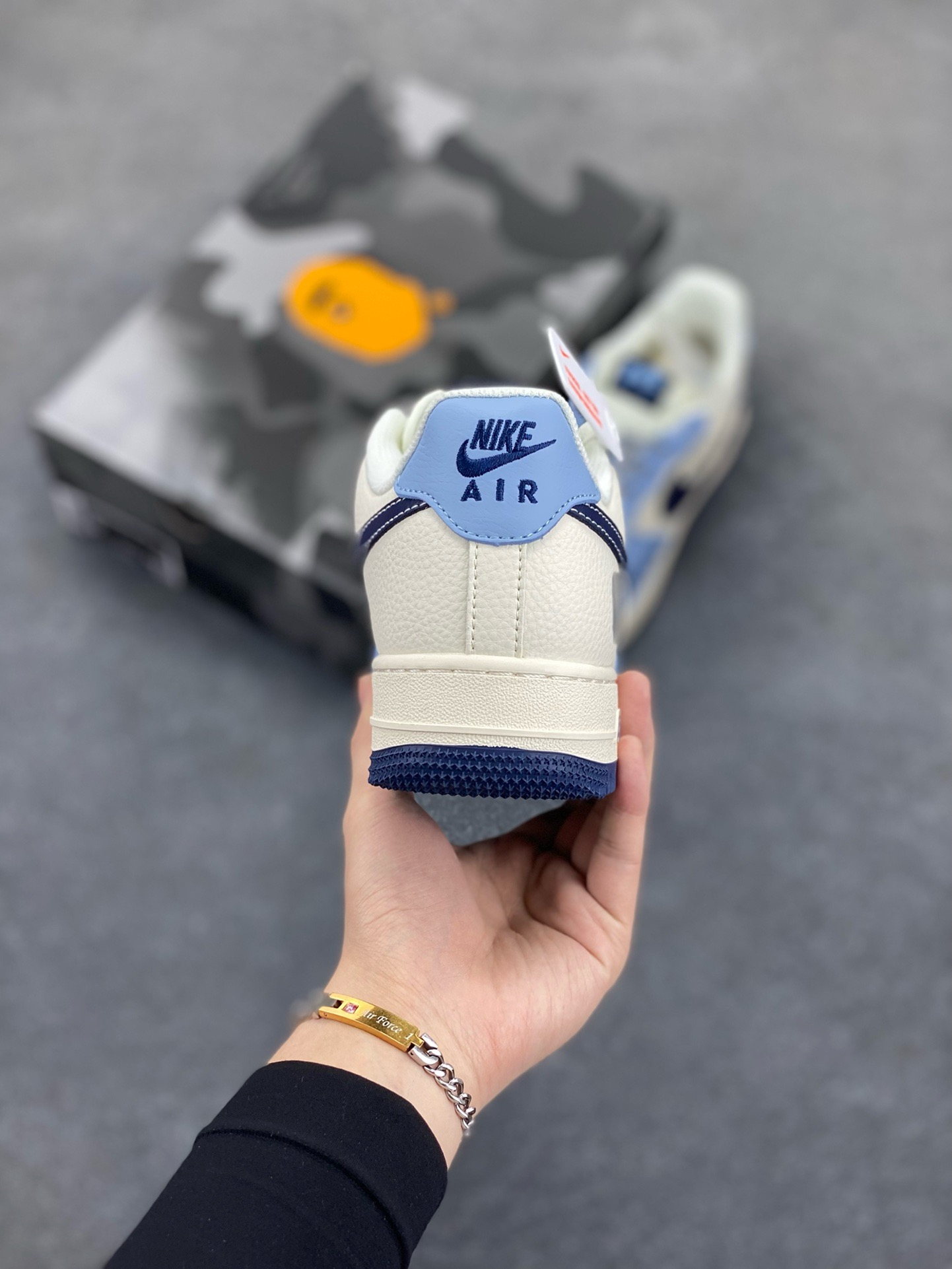 图片[4]-NIke Air Force 1 \’07 Low “Bape联名——米浅深蓝勾”空军一号 低帮 运动鞋 休闲鞋 折边针车 工艺难度大 原楦头原纸板 原装鞋盒 定制五金配件 内置全掌气垫 原厂鞋底 货号：XS1958-554 尺码：36 36.5 37.5 38 38.5 39 40 40.5 41 42 42.5 43 44 44.5 45-选品中心