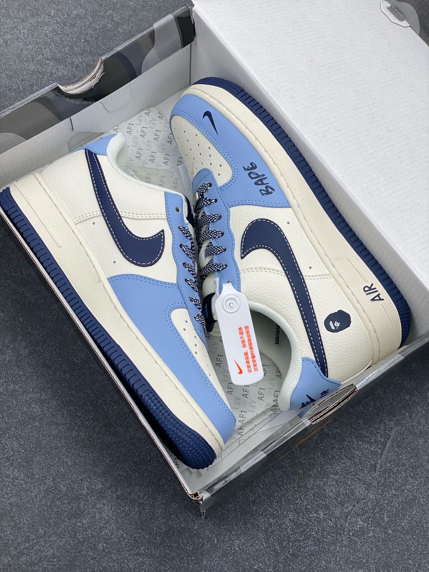 图片[9]-NIke Air Force 1 \’07 Low “Bape联名——米浅深蓝勾”空军一号 低帮 运动鞋 休闲鞋 折边针车 工艺难度大 原楦头原纸板 原装鞋盒 定制五金配件 内置全掌气垫 原厂鞋底 货号：XS1958-554 尺码：36 36.5 37.5 38 38.5 39 40 40.5 41 42 42.5 43 44 44.5 45-选品中心
