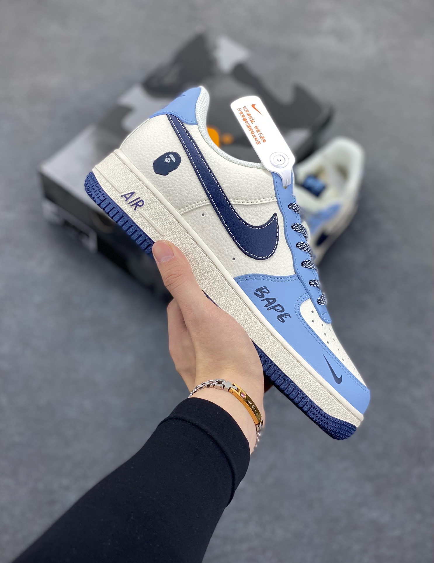 NIke Air Force 1 \’07 Low “Bape联名——米浅深蓝勾”空军一号 低帮 运动鞋 休闲鞋 折边针车 工艺难度大 原楦头原纸板 原装鞋盒 定制五金配件 内置全掌气垫 原厂鞋底 货号：XS1958-554 尺码：36 36.5 37.5 38 38.5 39 40 40.5 41 42 42.5 43 44 44.5 45-选品中心