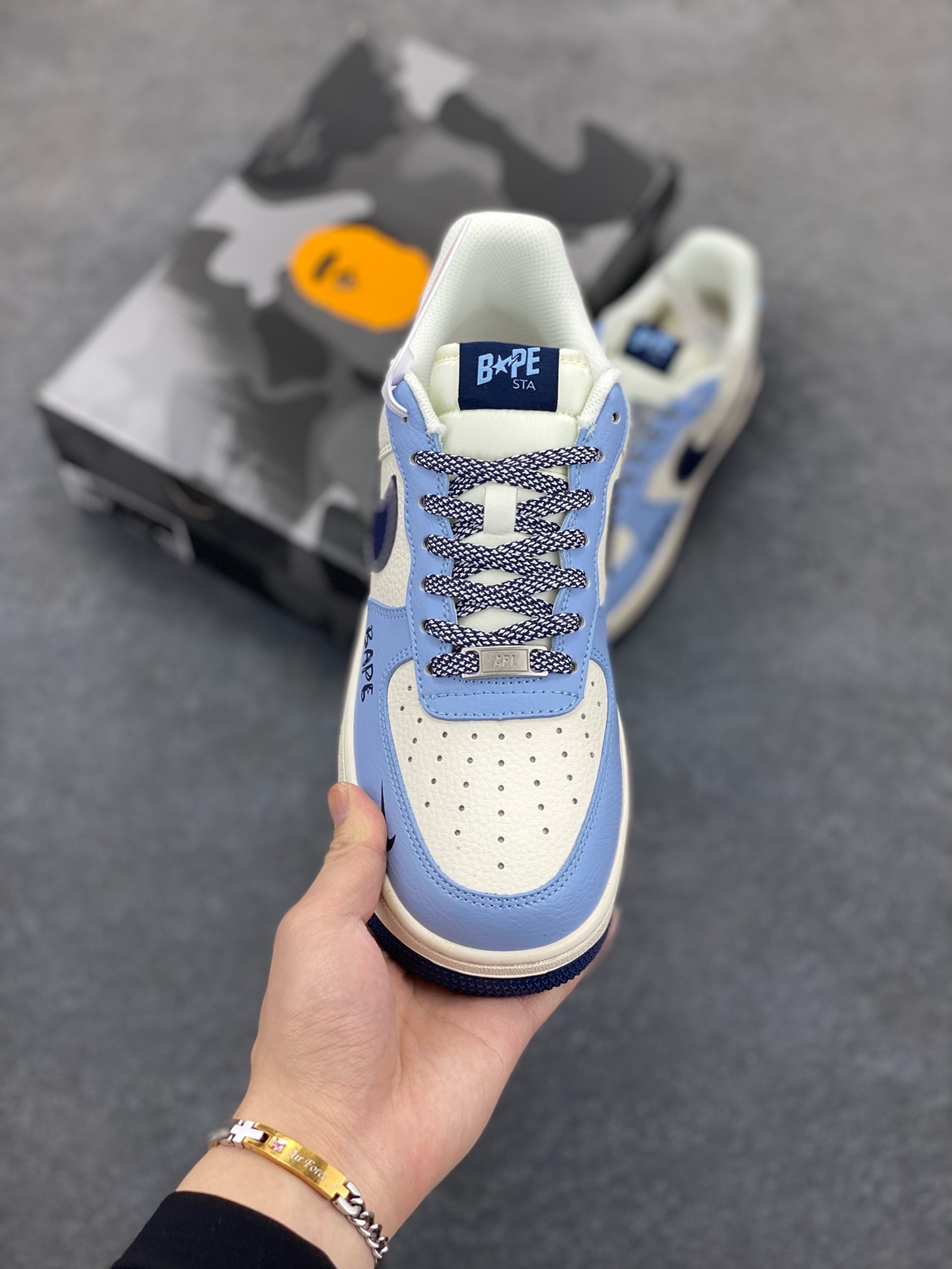 图片[2]-NIke Air Force 1 \’07 Low “Bape联名——米浅深蓝勾”空军一号 低帮 运动鞋 休闲鞋 折边针车 工艺难度大 原楦头原纸板 原装鞋盒 定制五金配件 内置全掌气垫 原厂鞋底 货号：XS1958-554 尺码：36 36.5 37.5 38 38.5 39 40 40.5 41 42 42.5 43 44 44.5 45-选品中心