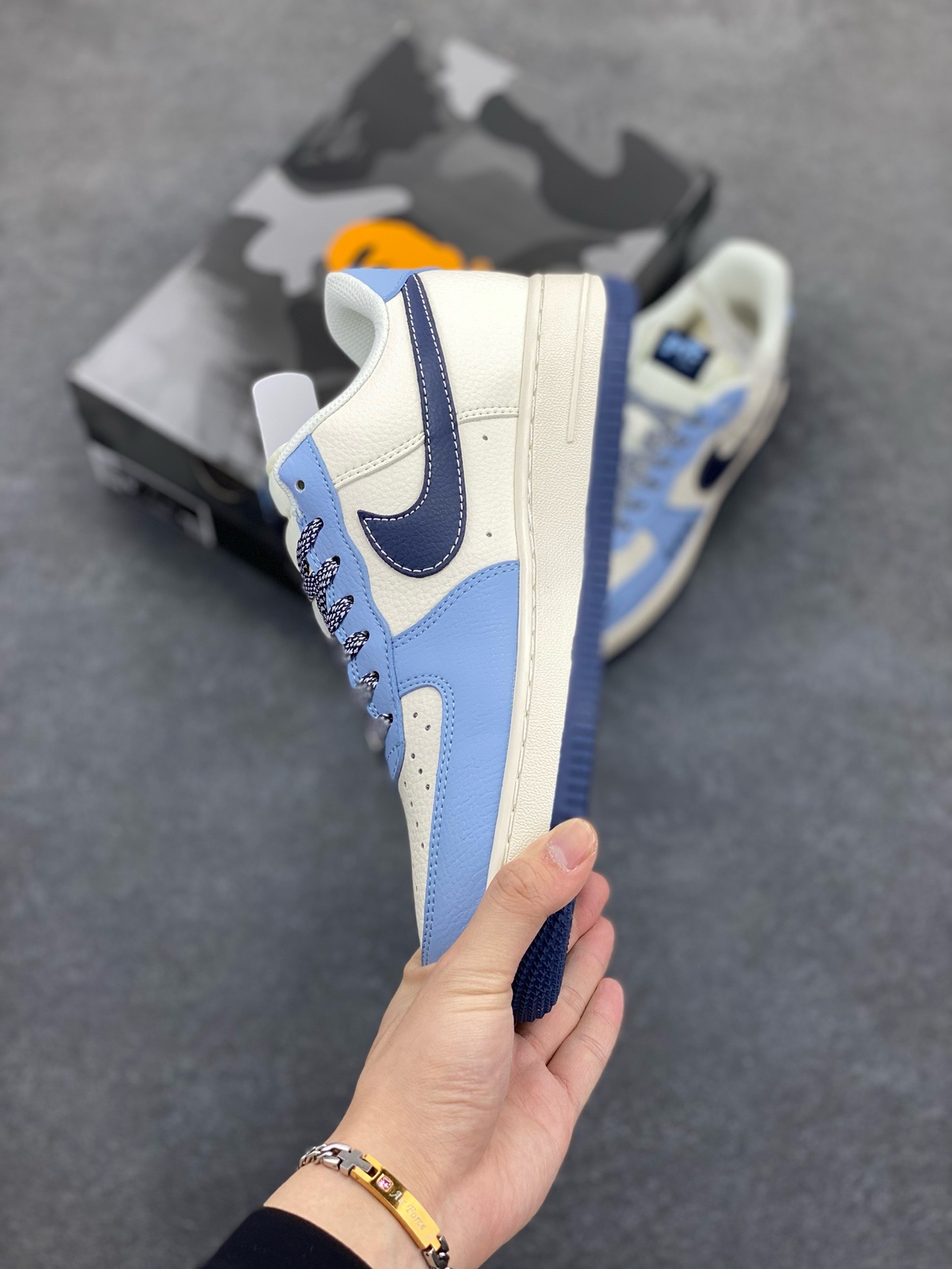 图片[3]-NIke Air Force 1 \’07 Low “Bape联名——米浅深蓝勾”空军一号 低帮 运动鞋 休闲鞋 折边针车 工艺难度大 原楦头原纸板 原装鞋盒 定制五金配件 内置全掌气垫 原厂鞋底 货号：XS1958-554 尺码：36 36.5 37.5 38 38.5 39 40 40.5 41 42 42.5 43 44 44.5 45-选品中心