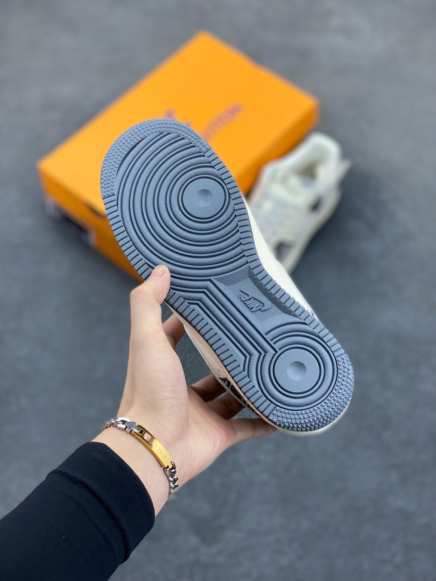 图片[5]-NIke Air Force 1 \’07 Low “LV联名——黑灰印花牛仔”空军一号 低帮 运动鞋 休闲鞋 折边针车 工艺难度大 原楦头原纸板 原装鞋盒 定制五金配件 内置全掌气垫 原厂鞋底 货号：XS1958-587 尺码：36 36.5 37.5 38 38.5 39 40 40.5 41 42 42.5 43 44 44.5 45-选品中心