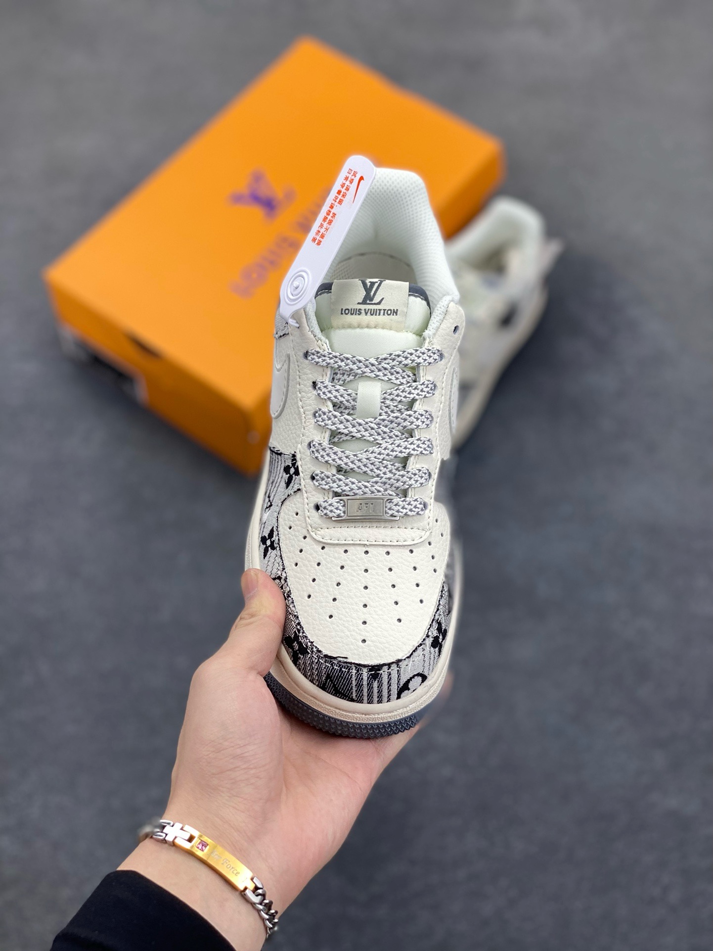 图片[2]-NIke Air Force 1 \’07 Low “LV联名——黑灰印花牛仔”空军一号 低帮 运动鞋 休闲鞋 折边针车 工艺难度大 原楦头原纸板 原装鞋盒 定制五金配件 内置全掌气垫 原厂鞋底 货号：XS1958-587 尺码：36 36.5 37.5 38 38.5 39 40 40.5 41 42 42.5 43 44 44.5 45-选品中心