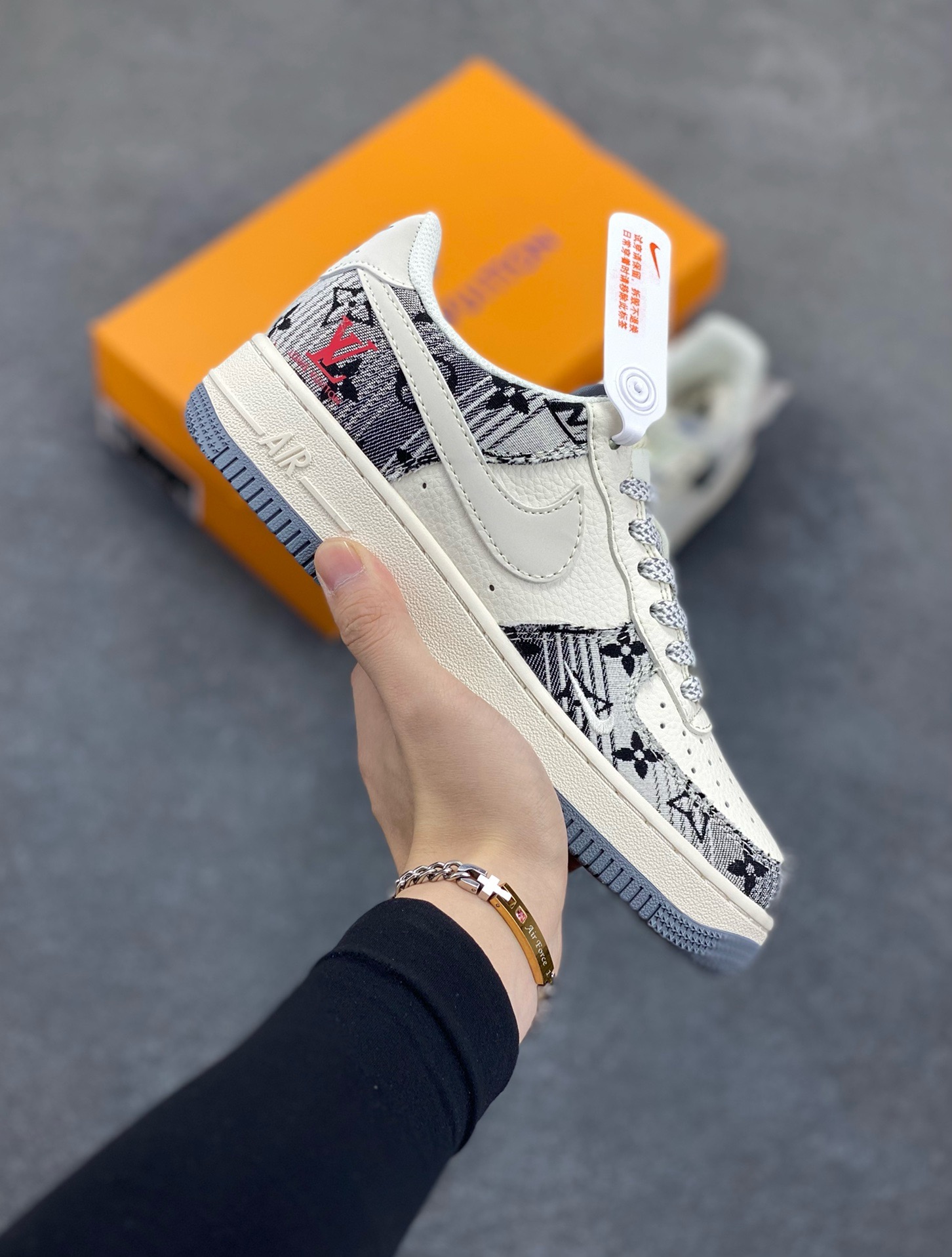 NIke Air Force 1 \'07 Low “LV联名——黑灰印花牛仔”空军一号 低帮 运动鞋 休闲鞋 折边针车 工艺难度大 原楦头原纸板 原装鞋盒 定制五金配件 内置全掌气垫 原厂鞋底 货号：XS1958-587 尺码：36 36.5 37.5 38 38.5 39 40 40.5 41 42 42.5 43 44 44.5 45-选品中心