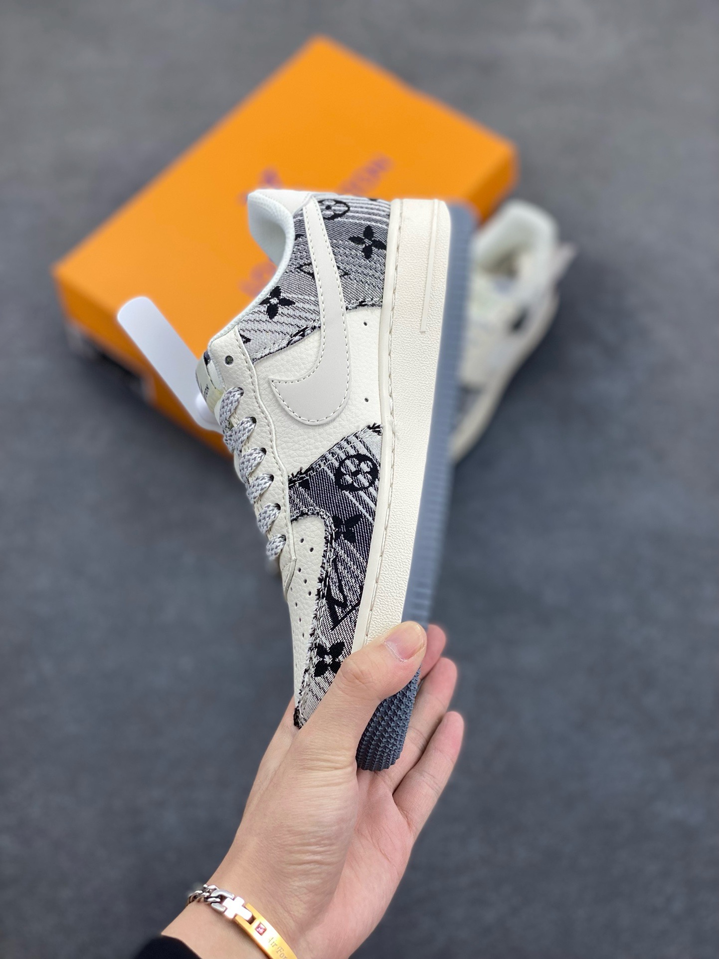 图片[3]-NIke Air Force 1 \’07 Low “LV联名——黑灰印花牛仔”空军一号 低帮 运动鞋 休闲鞋 折边针车 工艺难度大 原楦头原纸板 原装鞋盒 定制五金配件 内置全掌气垫 原厂鞋底 货号：XS1958-587 尺码：36 36.5 37.5 38 38.5 39 40 40.5 41 42 42.5 43 44 44.5 45-选品中心