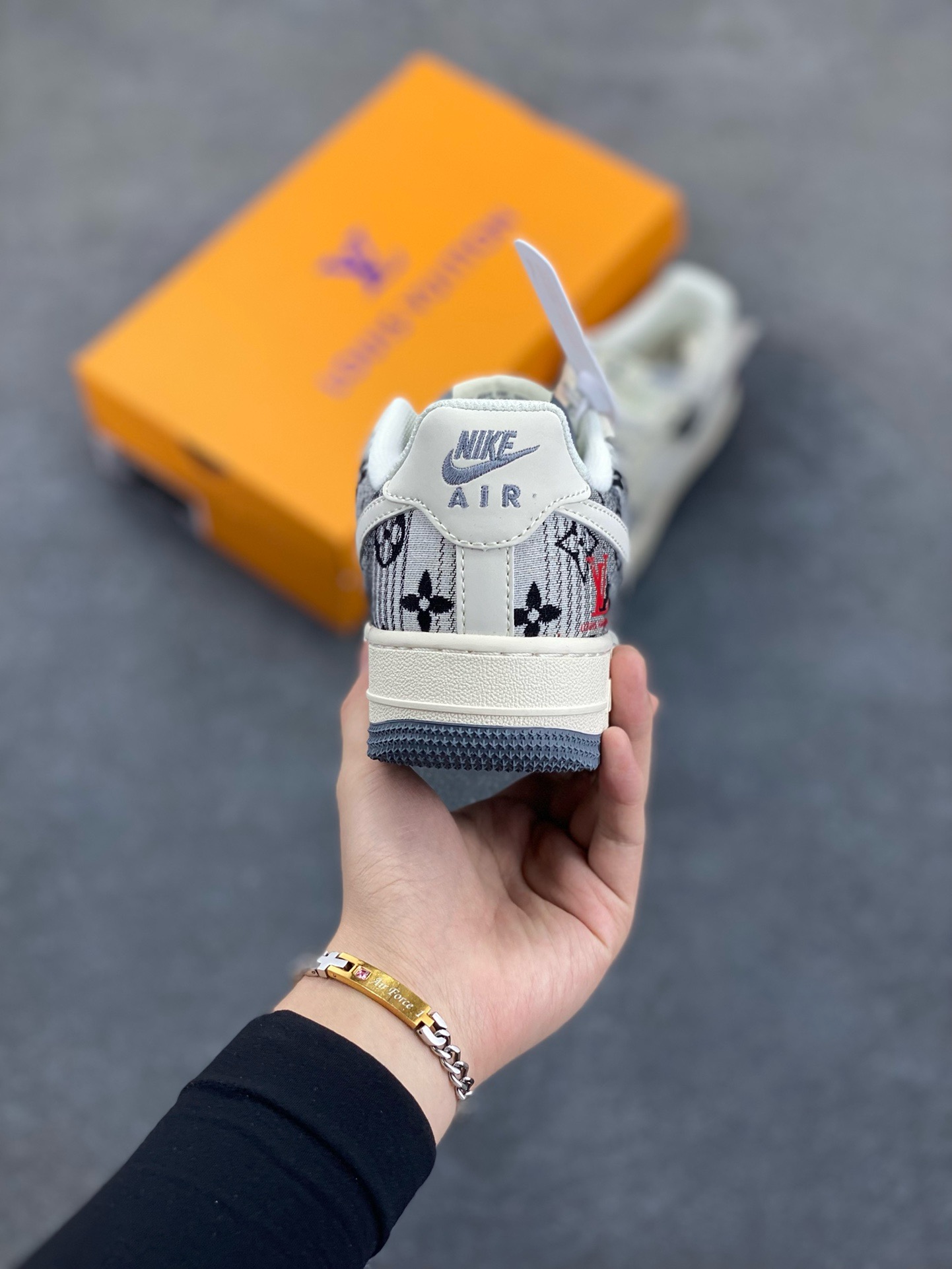 图片[4]-NIke Air Force 1 \’07 Low “LV联名——黑灰印花牛仔”空军一号 低帮 运动鞋 休闲鞋 折边针车 工艺难度大 原楦头原纸板 原装鞋盒 定制五金配件 内置全掌气垫 原厂鞋底 货号：XS1958-587 尺码：36 36.5 37.5 38 38.5 39 40 40.5 41 42 42.5 43 44 44.5 45-选品中心