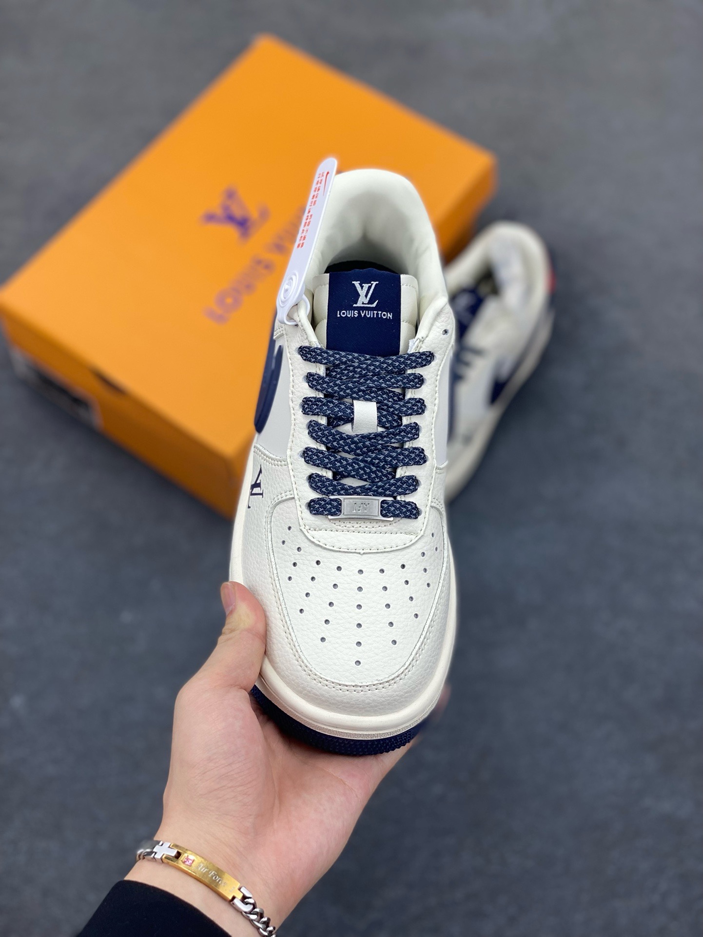 图片[2]-NIke Air Force 1 \’07 Low “LV联名——深蓝大勾”空军一号 低帮 运动鞋 休闲鞋 折边针车 工艺难度大 原楦头原纸板 原装鞋盒 定制五金配件 内置全掌气垫 原厂鞋底 货号：XS3464-575 尺码：36 36.5 37.5 38 38.5 39 40 40.5 41 42 42.5 43 44 44.5 45-选品中心