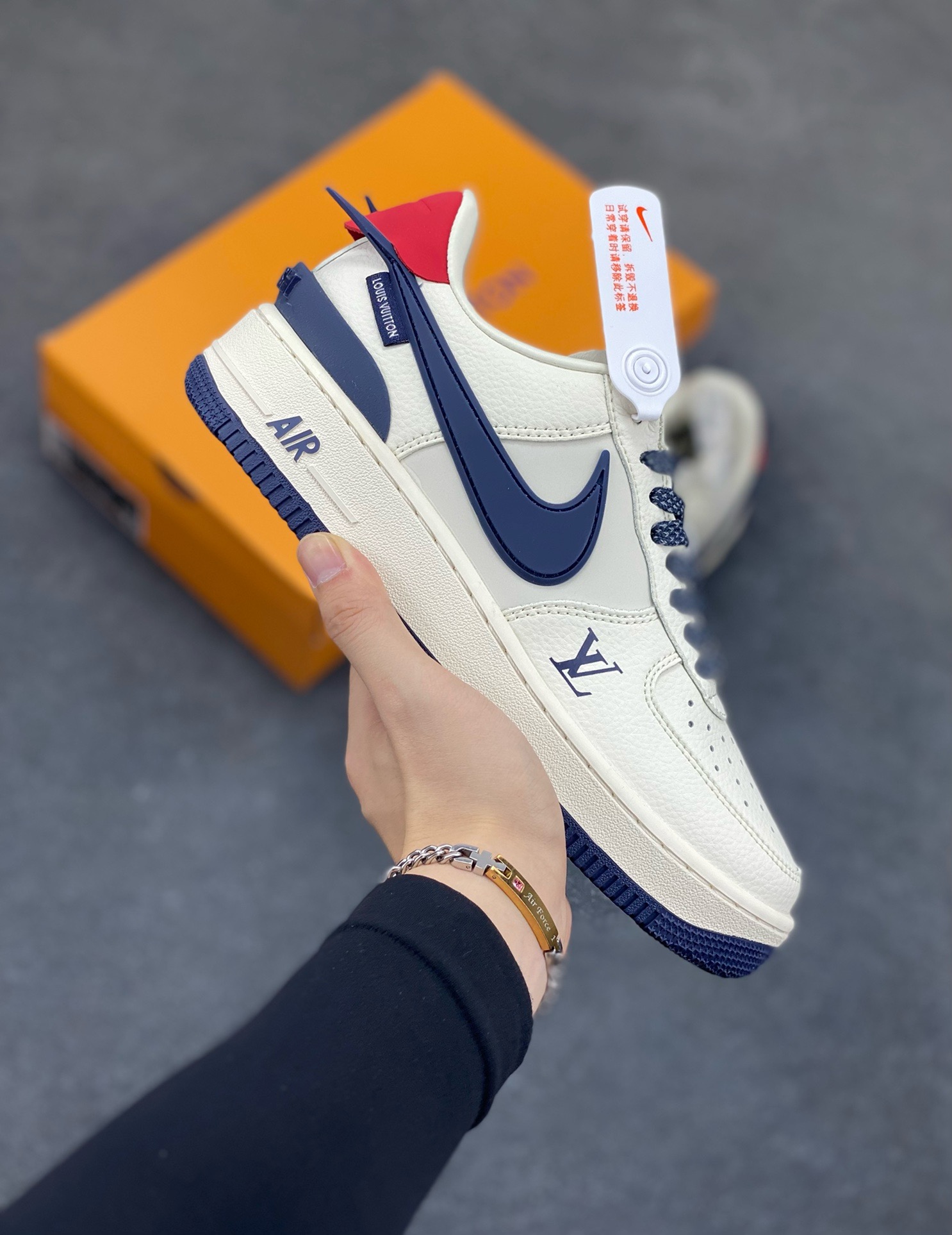 NIke Air Force 1 \’07 Low “LV联名——深蓝大勾”空军一号 低帮 运动鞋 休闲鞋 折边针车 工艺难度大 原楦头原纸板 原装鞋盒 定制五金配件 内置全掌气垫 原厂鞋底 货号：XS3464-575 尺码：36 36.5 37.5 38 38.5 39 40 40.5 41 42 42.5 43 44 44.5 45-选品中心