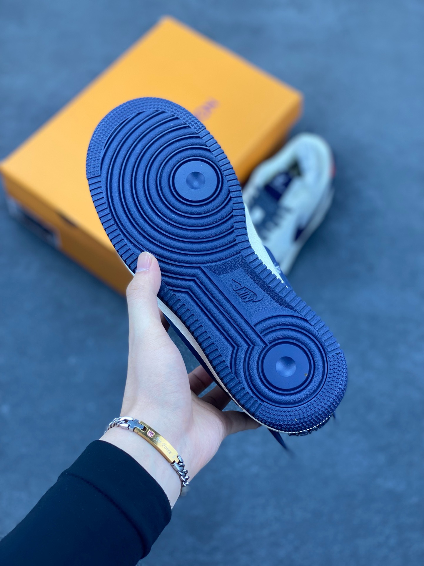 图片[5]-NIke Air Force 1 \’07 Low “LV联名——深蓝大勾”空军一号 低帮 运动鞋 休闲鞋 折边针车 工艺难度大 原楦头原纸板 原装鞋盒 定制五金配件 内置全掌气垫 原厂鞋底 货号：XS3464-575 尺码：36 36.5 37.5 38 38.5 39 40 40.5 41 42 42.5 43 44 44.5 45-选品中心