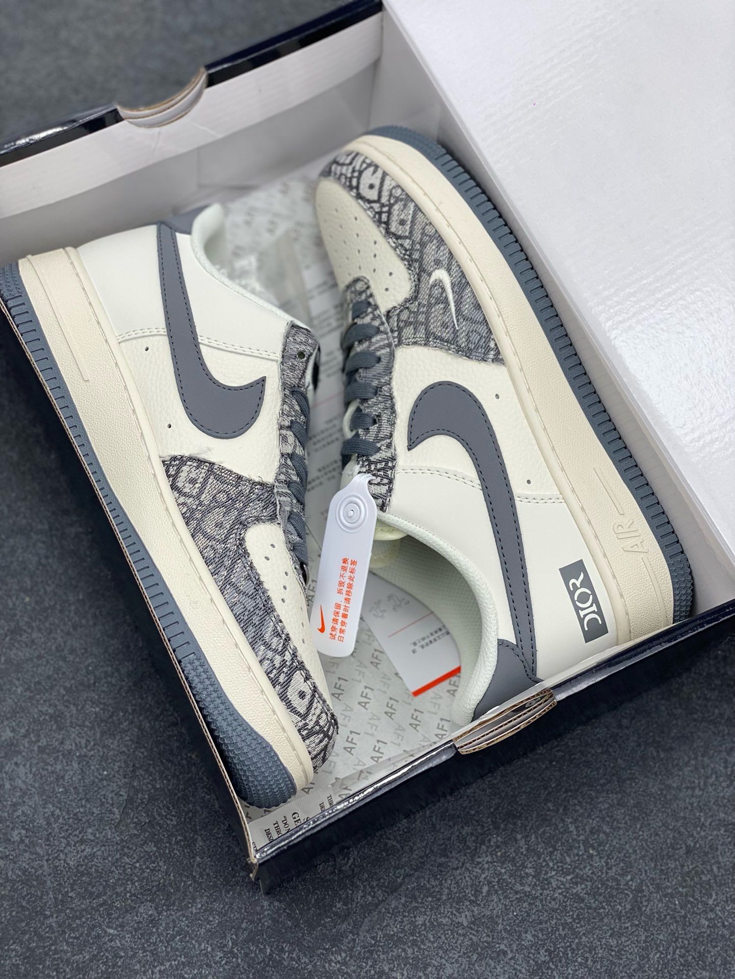 图片[9]-NIke Air Force 1 \’07 Low “迪奥联名——灰花纹织布”空军一号 低帮 运动鞋 休闲鞋 折边针车 工艺难度大 原楦头原纸板 原装鞋盒 定制五金配件 内置全掌气垫 原厂鞋底 货号：XS1958-580 尺码：36 36.5 37.5 38 38.5 39 40 40.5 41 42 42.5 43 44 44.5 45-选品中心