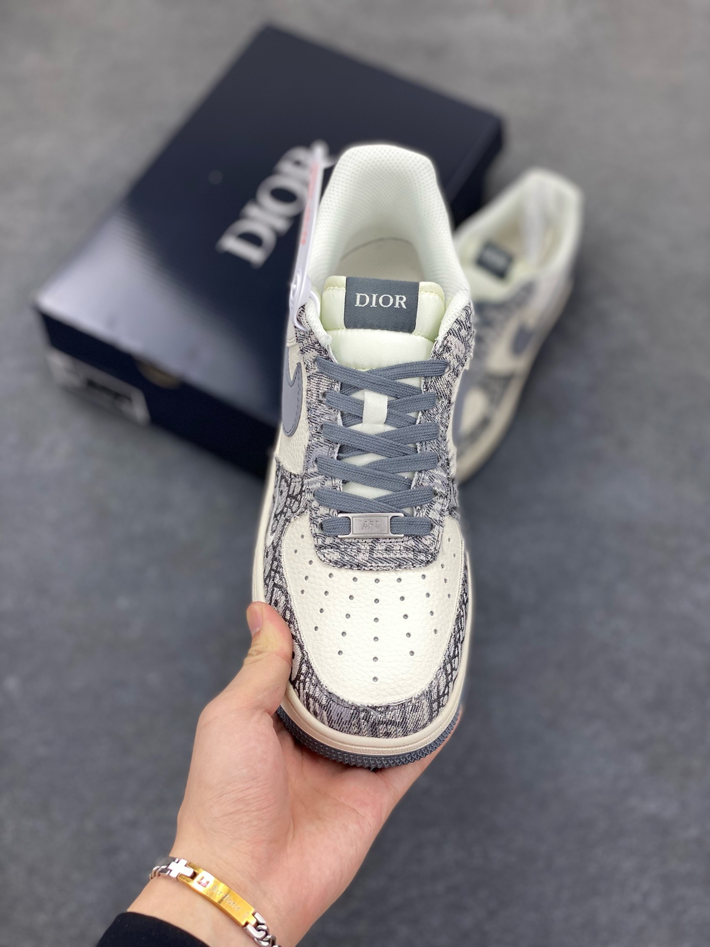 图片[2]-NIke Air Force 1 \’07 Low “迪奥联名——灰花纹织布”空军一号 低帮 运动鞋 休闲鞋 折边针车 工艺难度大 原楦头原纸板 原装鞋盒 定制五金配件 内置全掌气垫 原厂鞋底 货号：XS1958-580 尺码：36 36.5 37.5 38 38.5 39 40 40.5 41 42 42.5 43 44 44.5 45-选品中心