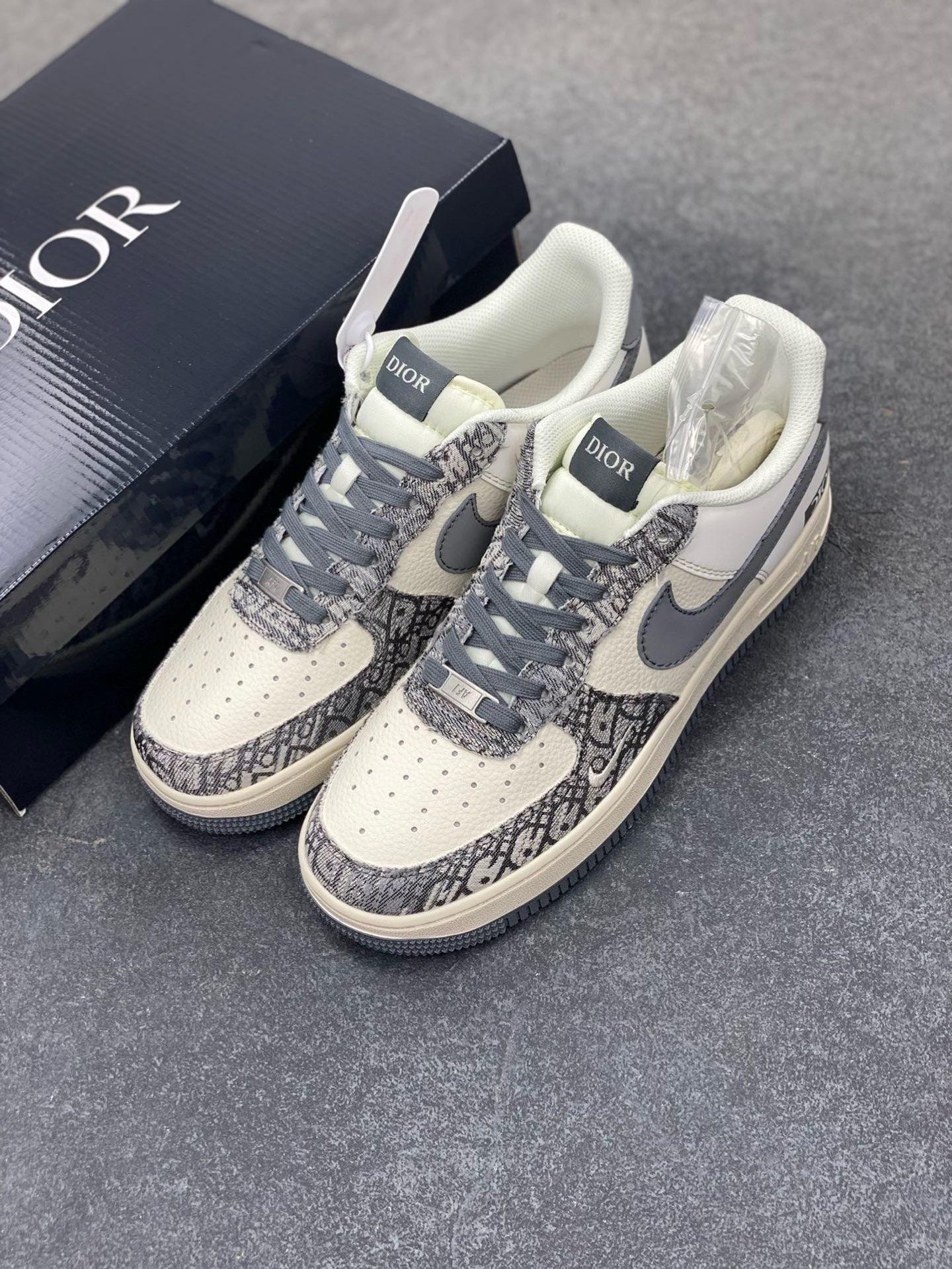 图片[8]-NIke Air Force 1 \’07 Low “迪奥联名——灰花纹织布”空军一号 低帮 运动鞋 休闲鞋 折边针车 工艺难度大 原楦头原纸板 原装鞋盒 定制五金配件 内置全掌气垫 原厂鞋底 货号：XS1958-580 尺码：36 36.5 37.5 38 38.5 39 40 40.5 41 42 42.5 43 44 44.5 45-选品中心