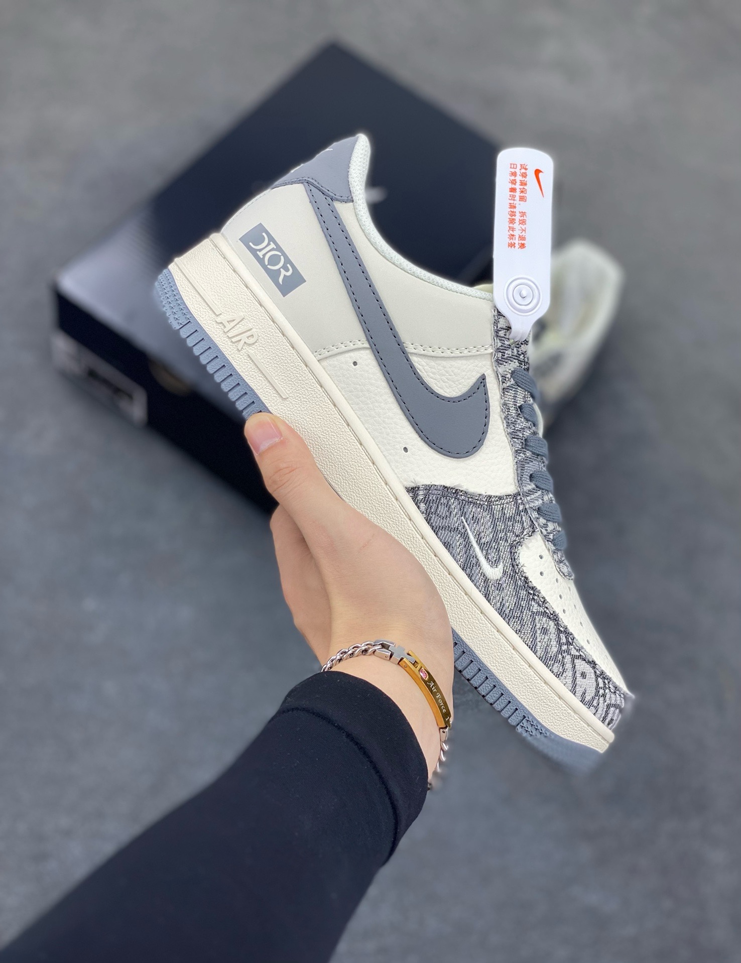NIke Air Force 1 \’07 Low “迪奥联名——灰花纹织布”空军一号 低帮 运动鞋 休闲鞋 折边针车 工艺难度大 原楦头原纸板 原装鞋盒 定制五金配件 内置全掌气垫 原厂鞋底 货号：XS1958-580 尺码：36 36.5 37.5 38 38.5 39 40 40.5 41 42 42.5 43 44 44.5 45-选品中心