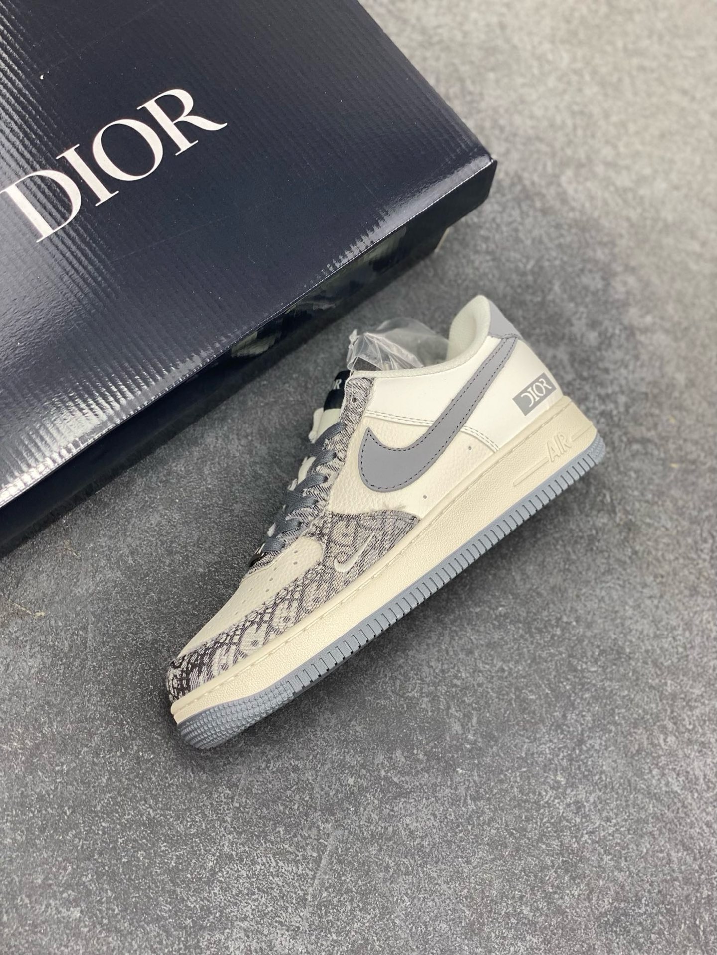 图片[7]-NIke Air Force 1 \’07 Low “迪奥联名——灰花纹织布”空军一号 低帮 运动鞋 休闲鞋 折边针车 工艺难度大 原楦头原纸板 原装鞋盒 定制五金配件 内置全掌气垫 原厂鞋底 货号：XS1958-580 尺码：36 36.5 37.5 38 38.5 39 40 40.5 41 42 42.5 43 44 44.5 45-选品中心