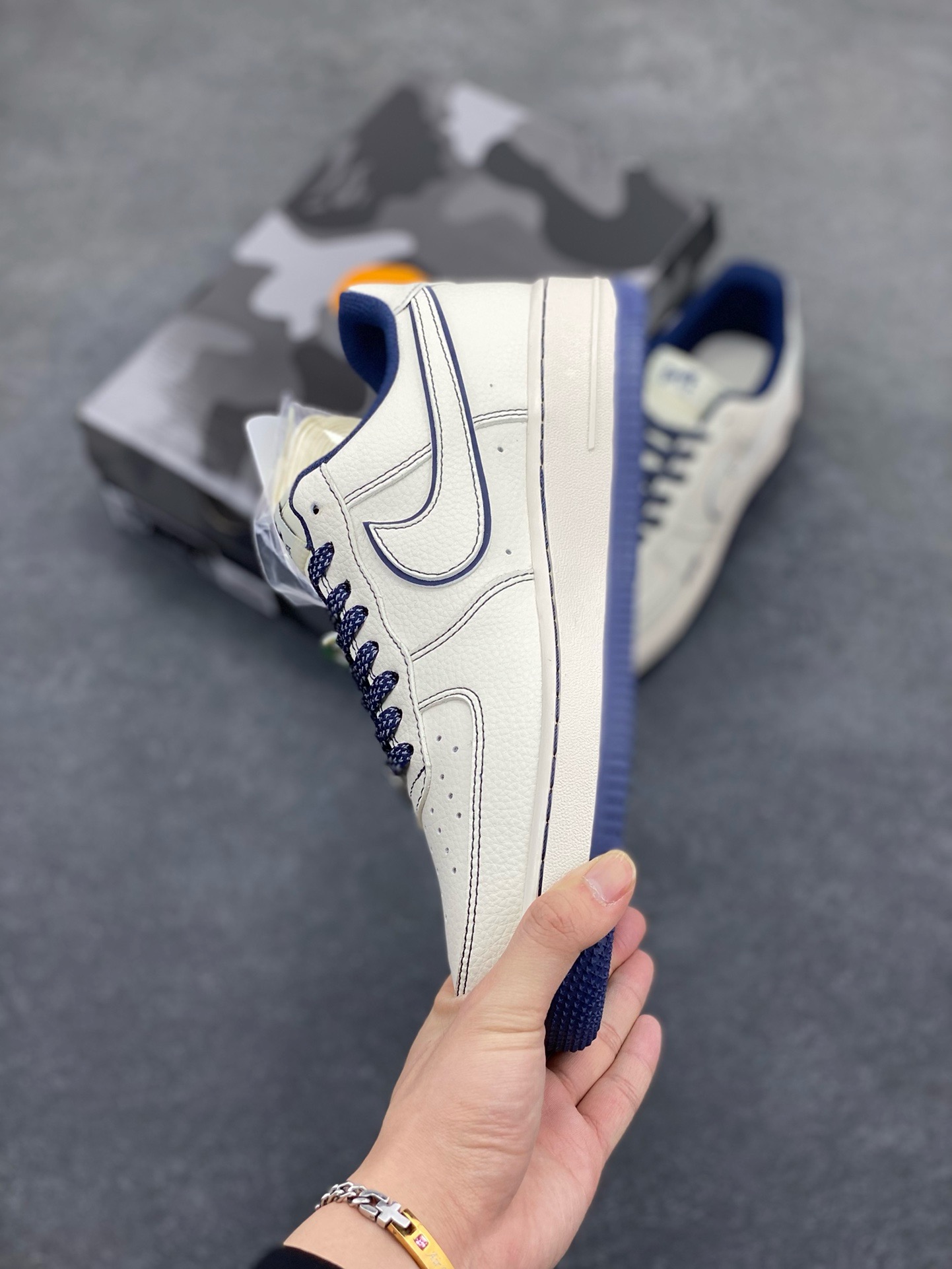 图片[3]-NIke Air Force 1 \’07 Low “Bape联名——米蓝满天星”空军一号 低帮 运动鞋 休闲鞋 折边针车 工艺难度大 原楦头原纸板 原装鞋盒 定制五金配件 内置全掌气垫 原厂鞋底 货号：HH7518-066 尺码：36 36.5 37.5 38 38.5 39 40 40.5 41 42 42.5 43 44 44.5 45-选品中心