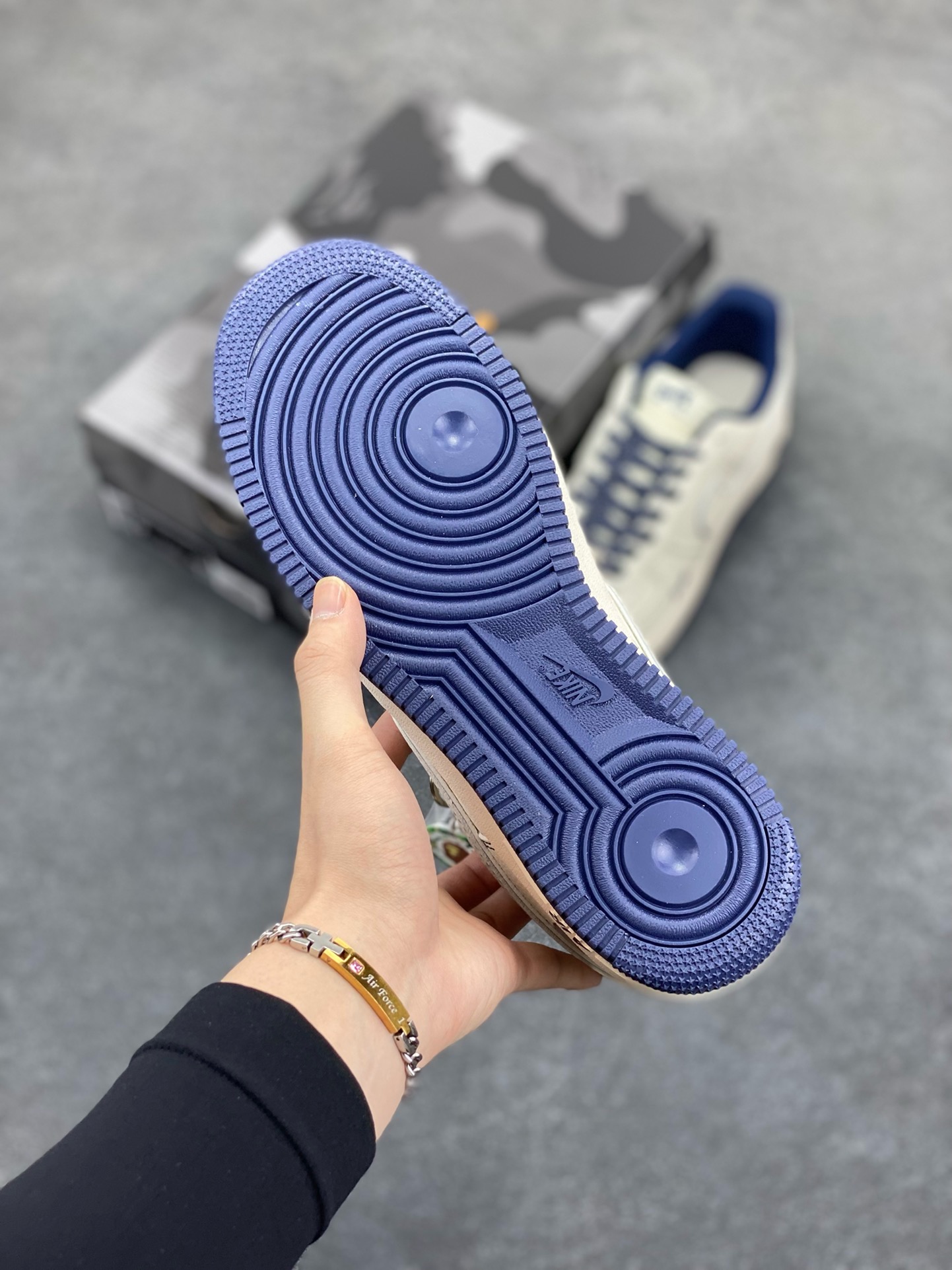 图片[5]-NIke Air Force 1 \’07 Low “Bape联名——米蓝满天星”空军一号 低帮 运动鞋 休闲鞋 折边针车 工艺难度大 原楦头原纸板 原装鞋盒 定制五金配件 内置全掌气垫 原厂鞋底 货号：HH7518-066 尺码：36 36.5 37.5 38 38.5 39 40 40.5 41 42 42.5 43 44 44.5 45-选品中心