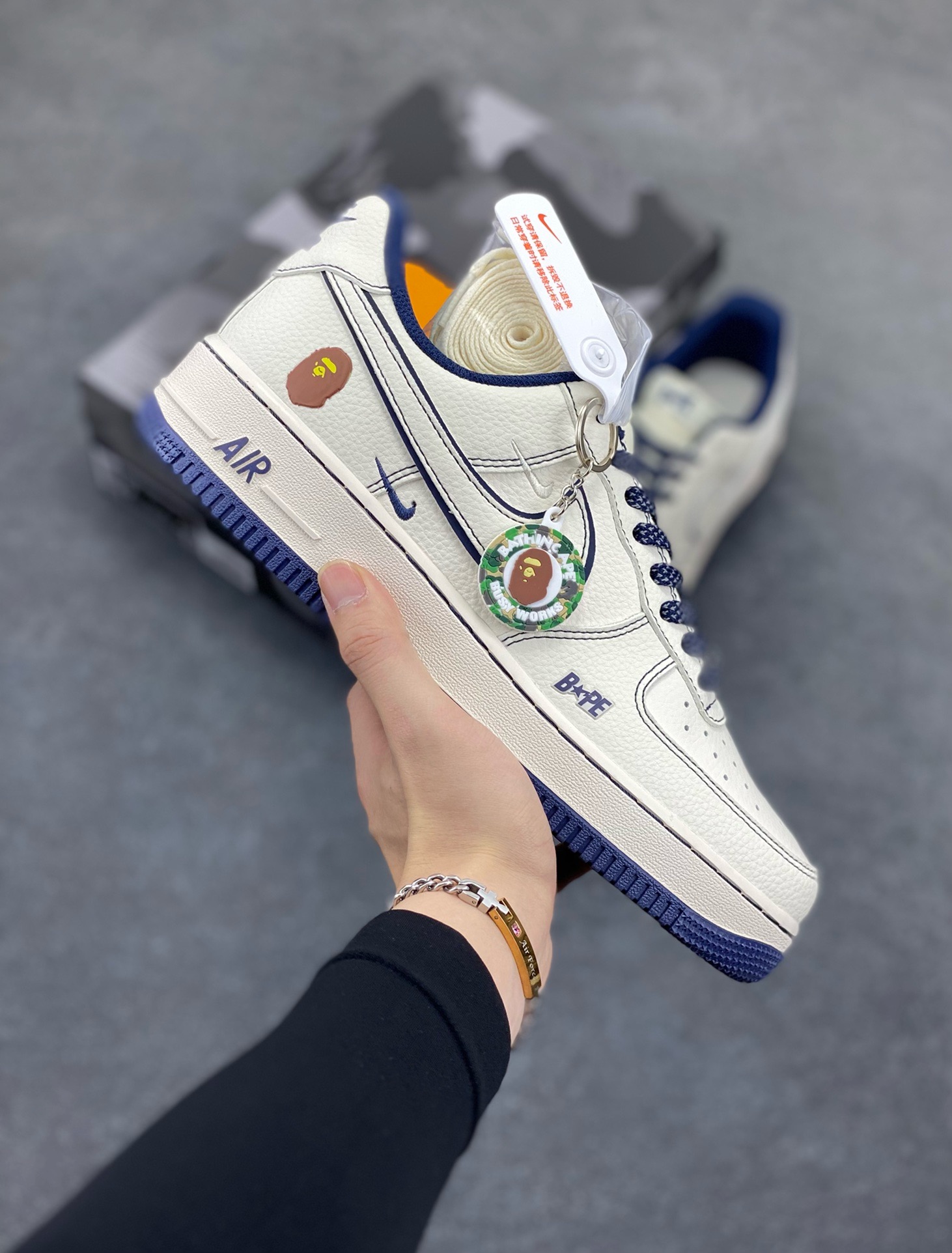 NIke Air Force 1 \’07 Low “Bape联名——米蓝满天星”空军一号 低帮 运动鞋 休闲鞋 折边针车 工艺难度大 原楦头原纸板 原装鞋盒 定制五金配件 内置全掌气垫 原厂鞋底 货号：HH7518-066 尺码：36 36.5 37.5 38 38.5 39 40 40.5 41 42 42.5 43 44 44.5 45-选品中心