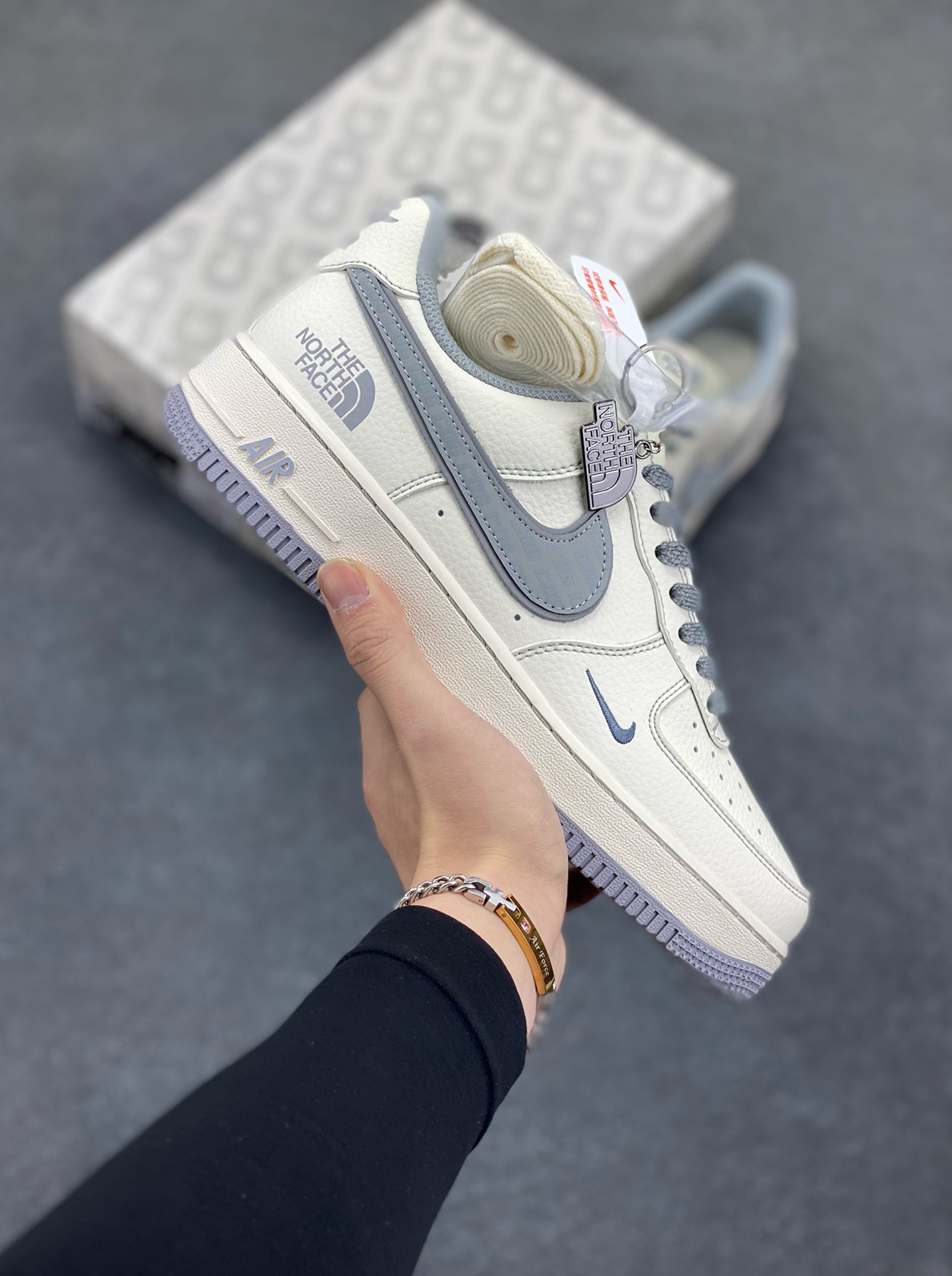 NIke Air Force 1 \'07 Low “北面联名——CDG米灰勾”空军一号 低帮 运动鞋 休闲鞋 折边针车 工艺难度大 原楦头原纸板 原装鞋盒 定制五金配件 内置全掌气垫 原厂鞋底 货号：HH7518-052 尺码：36 36.5 37.5 38 38.5 39 40 40.5 41 42 42.5 43 44 44.5 45-选品中心