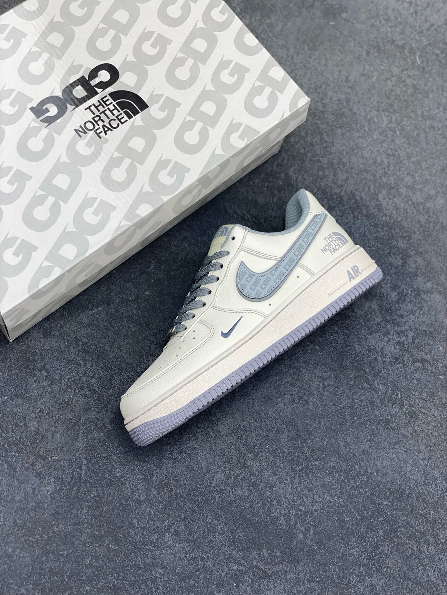 图片[7]-NIke Air Force 1 \’07 Low “北面联名——CDG米灰勾”空军一号 低帮 运动鞋 休闲鞋 折边针车 工艺难度大 原楦头原纸板 原装鞋盒 定制五金配件 内置全掌气垫 原厂鞋底 货号：HH7518-052 尺码：36 36.5 37.5 38 38.5 39 40 40.5 41 42 42.5 43 44 44.5 45-选品中心