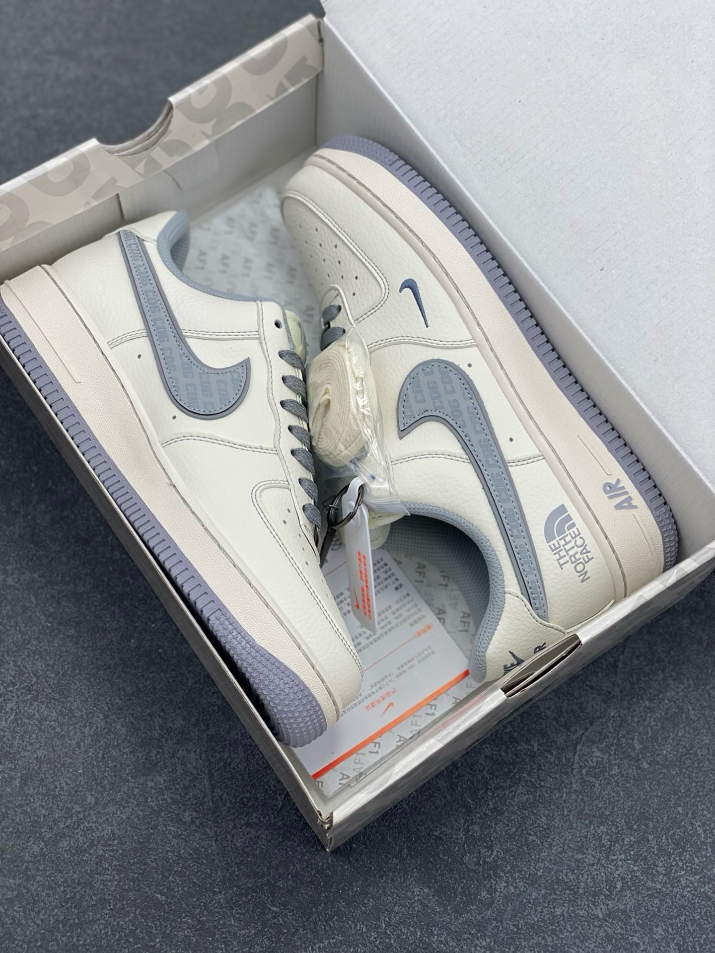 图片[9]-NIke Air Force 1 \’07 Low “北面联名——CDG米灰勾”空军一号 低帮 运动鞋 休闲鞋 折边针车 工艺难度大 原楦头原纸板 原装鞋盒 定制五金配件 内置全掌气垫 原厂鞋底 货号：HH7518-052 尺码：36 36.5 37.5 38 38.5 39 40 40.5 41 42 42.5 43 44 44.5 45-选品中心