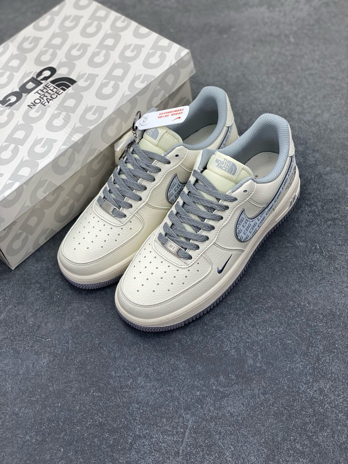 图片[8]-NIke Air Force 1 \’07 Low “北面联名——CDG米灰勾”空军一号 低帮 运动鞋 休闲鞋 折边针车 工艺难度大 原楦头原纸板 原装鞋盒 定制五金配件 内置全掌气垫 原厂鞋底 货号：HH7518-052 尺码：36 36.5 37.5 38 38.5 39 40 40.5 41 42 42.5 43 44 44.5 45-选品中心