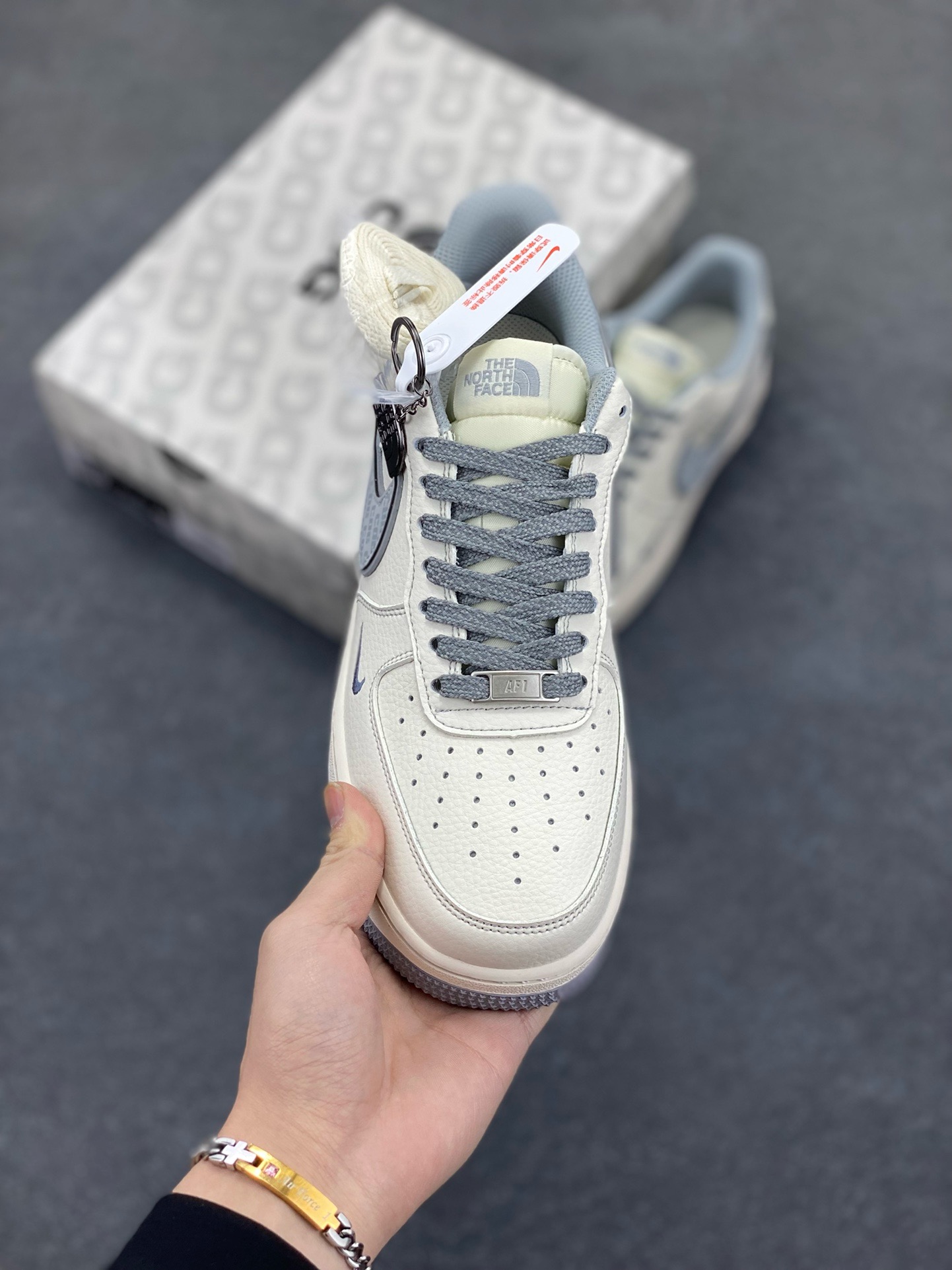 图片[2]-NIke Air Force 1 \’07 Low “北面联名——CDG米灰勾”空军一号 低帮 运动鞋 休闲鞋 折边针车 工艺难度大 原楦头原纸板 原装鞋盒 定制五金配件 内置全掌气垫 原厂鞋底 货号：HH7518-052 尺码：36 36.5 37.5 38 38.5 39 40 40.5 41 42 42.5 43 44 44.5 45-选品中心