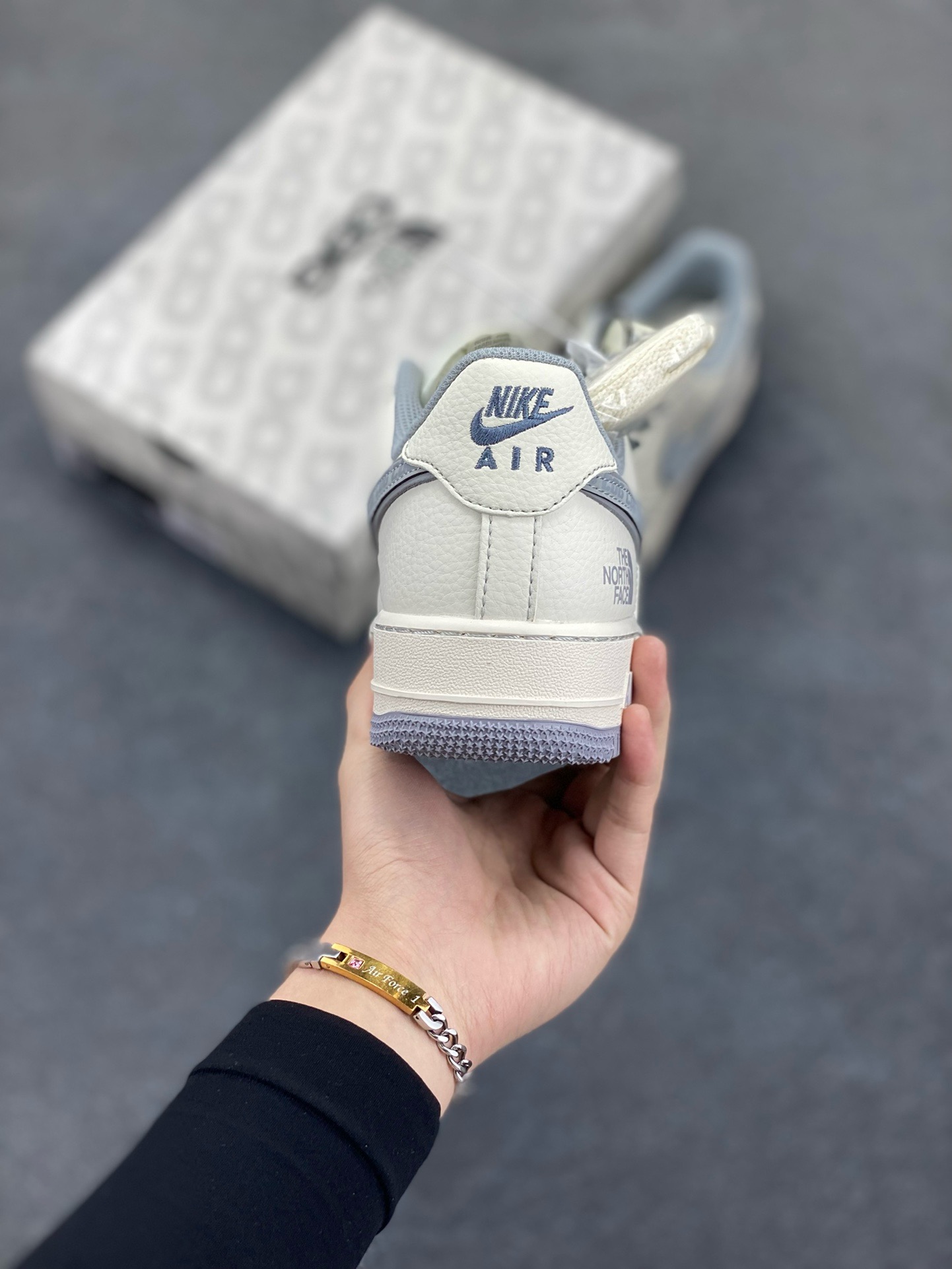 图片[4]-NIke Air Force 1 \’07 Low “北面联名——CDG米灰勾”空军一号 低帮 运动鞋 休闲鞋 折边针车 工艺难度大 原楦头原纸板 原装鞋盒 定制五金配件 内置全掌气垫 原厂鞋底 货号：HH7518-052 尺码：36 36.5 37.5 38 38.5 39 40 40.5 41 42 42.5 43 44 44.5 45-选品中心