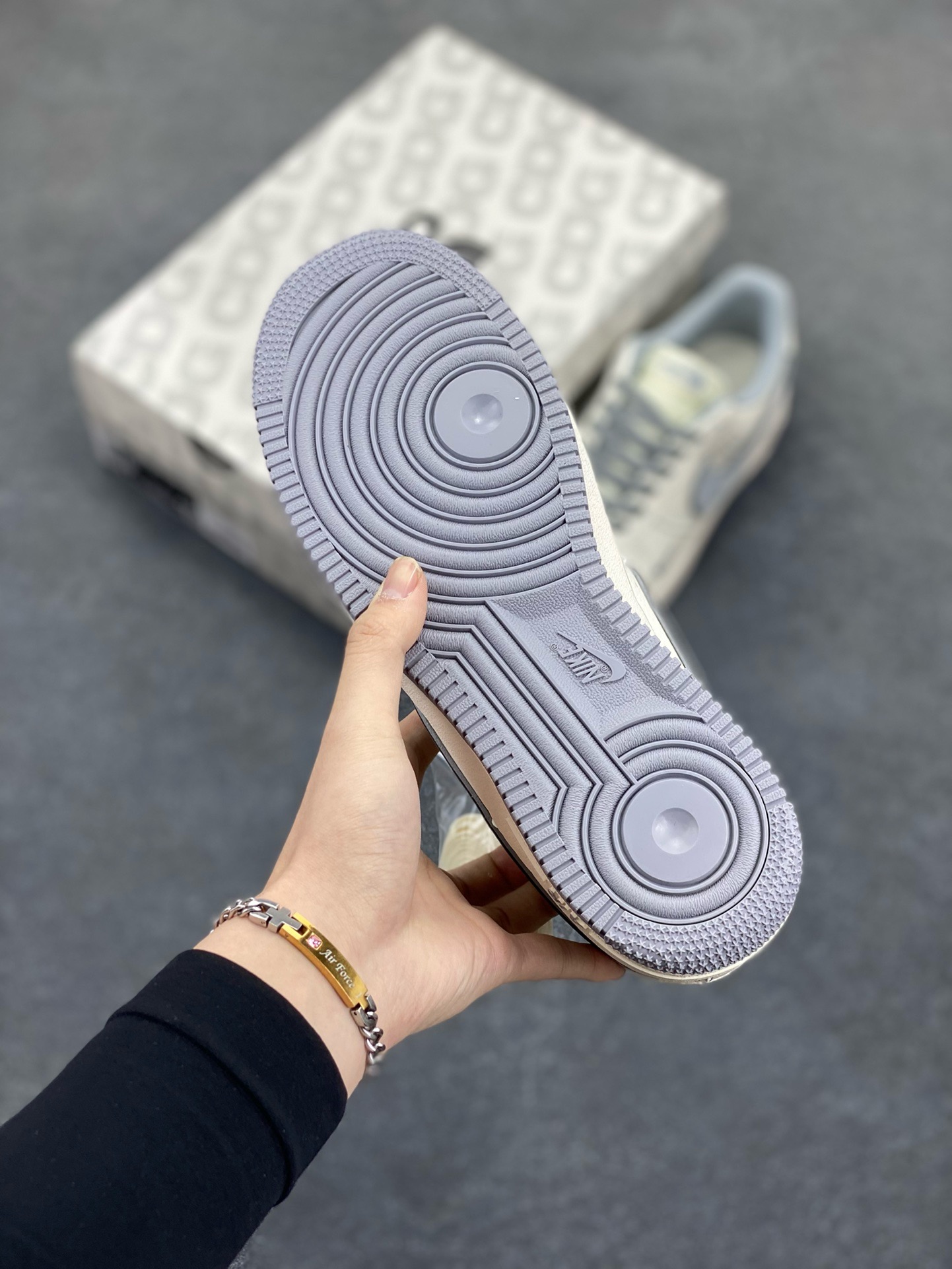 图片[5]-NIke Air Force 1 \’07 Low “北面联名——CDG米灰勾”空军一号 低帮 运动鞋 休闲鞋 折边针车 工艺难度大 原楦头原纸板 原装鞋盒 定制五金配件 内置全掌气垫 原厂鞋底 货号：HH7518-052 尺码：36 36.5 37.5 38 38.5 39 40 40.5 41 42 42.5 43 44 44.5 45-选品中心