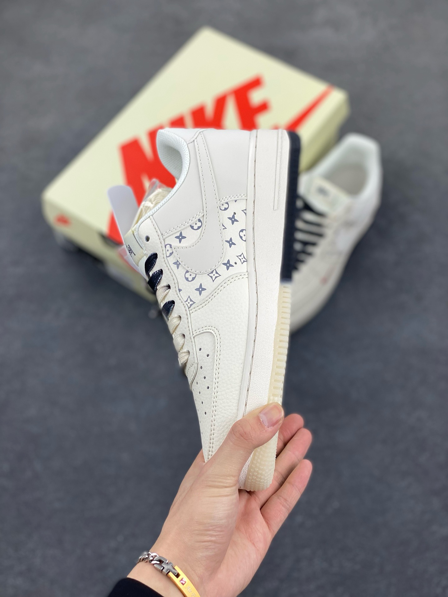 图片[3]-NIke Air Force 1 \’07 Low “斯图西联名——米黑红水晶底”空军一号 低帮 运动鞋 休闲鞋 折边针车 工艺难度大 原楦头原纸板 原装鞋盒 定制五金配件 内置全掌气垫 原厂鞋底 货号：HH7518-076 尺码：36 36.5 37.5 38 38.5 39 40 40.5 41 42 42.5 43 44 44.5 45-选品中心