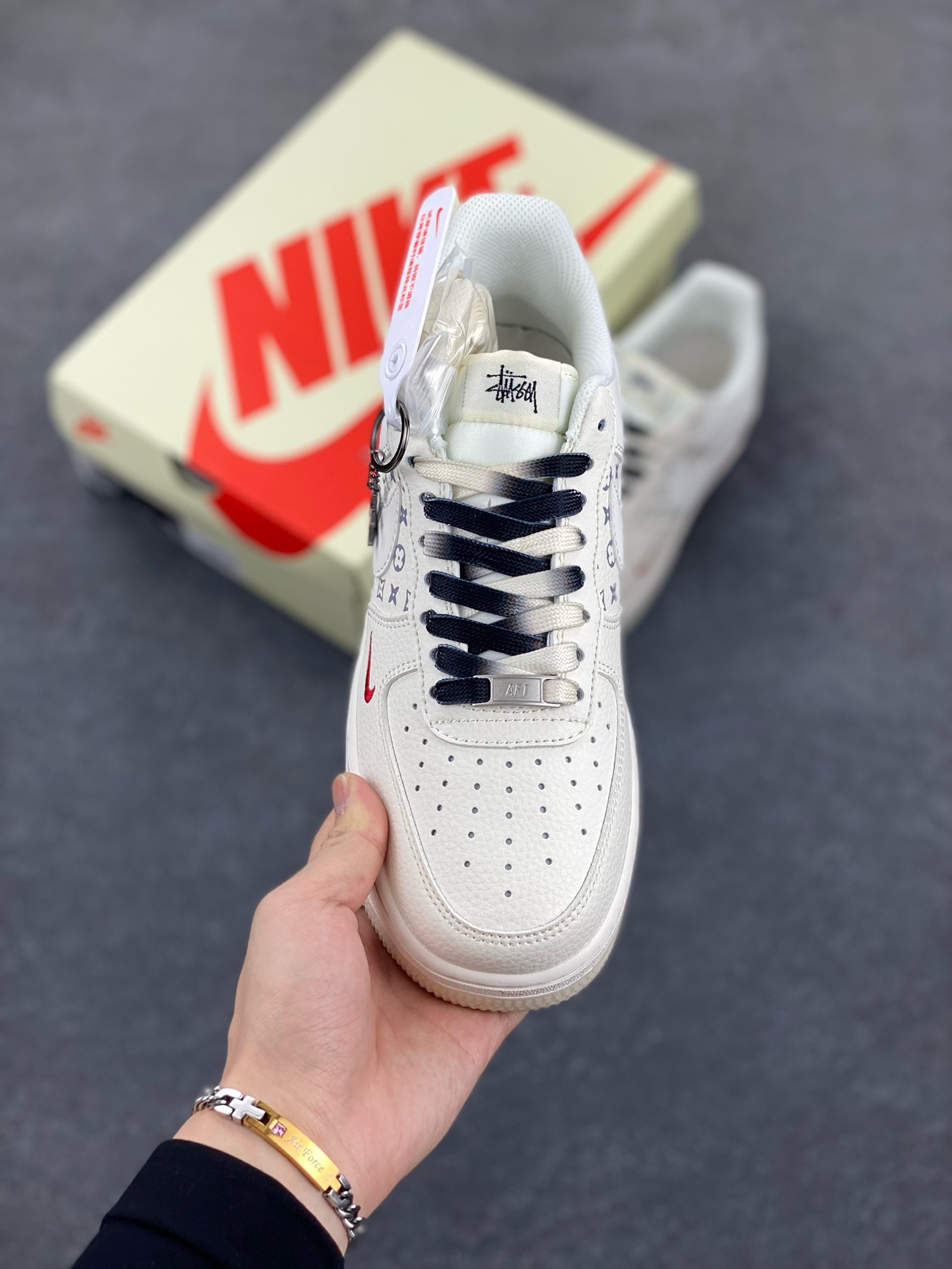 图片[2]-NIke Air Force 1 \’07 Low “斯图西联名——米黑红水晶底”空军一号 低帮 运动鞋 休闲鞋 折边针车 工艺难度大 原楦头原纸板 原装鞋盒 定制五金配件 内置全掌气垫 原厂鞋底 货号：HH7518-076 尺码：36 36.5 37.5 38 38.5 39 40 40.5 41 42 42.5 43 44 44.5 45-选品中心