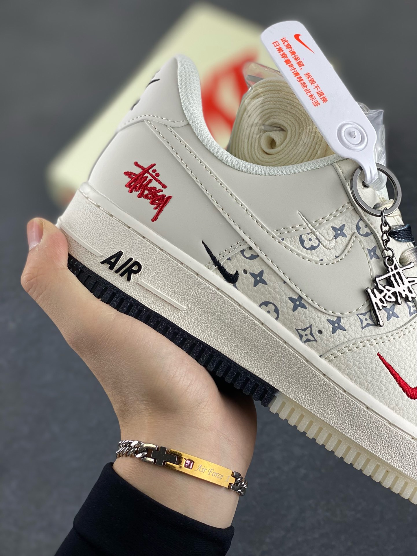 图片[6]-NIke Air Force 1 \’07 Low “斯图西联名——米黑红水晶底”空军一号 低帮 运动鞋 休闲鞋 折边针车 工艺难度大 原楦头原纸板 原装鞋盒 定制五金配件 内置全掌气垫 原厂鞋底 货号：HH7518-076 尺码：36 36.5 37.5 38 38.5 39 40 40.5 41 42 42.5 43 44 44.5 45-选品中心